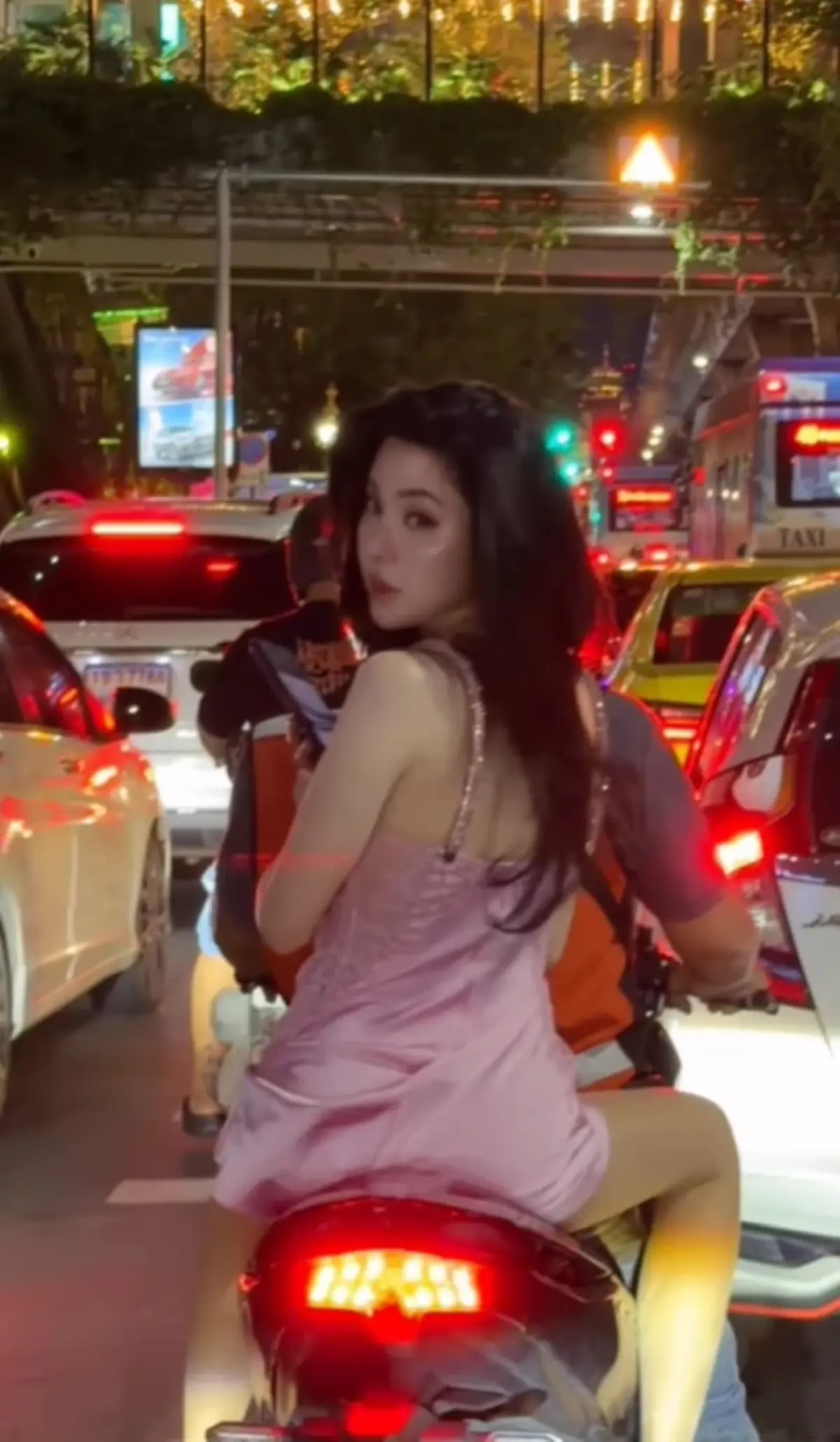 เปิดโฉมหน้า หนุ่มชนะประมูล \"ชุดเจนิสซ้อนวิน\" จบเดือดที่ 300,000