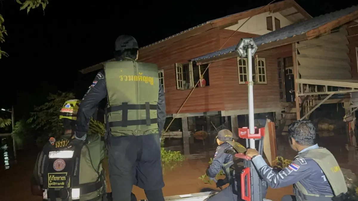 ระทึก บิณฑ์ บรรลือฤทธิ์ เรือล่มพลิกคว่ำ ขณะช่วยน้ำท่วมอุตรดิตถ์