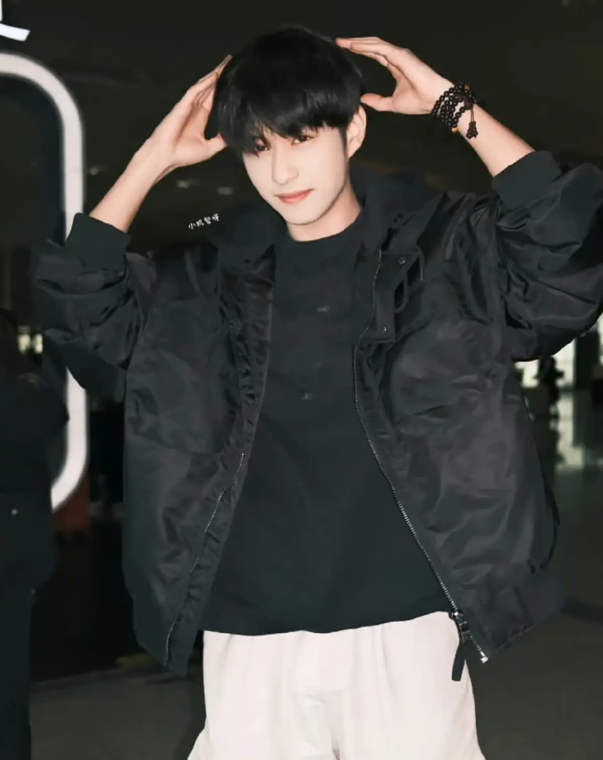 สงสาร พระเอกดาวรุ่ง สีหน้าตื่นกลัว เจอแฟนคลับเบียดแน่นสนามบิน