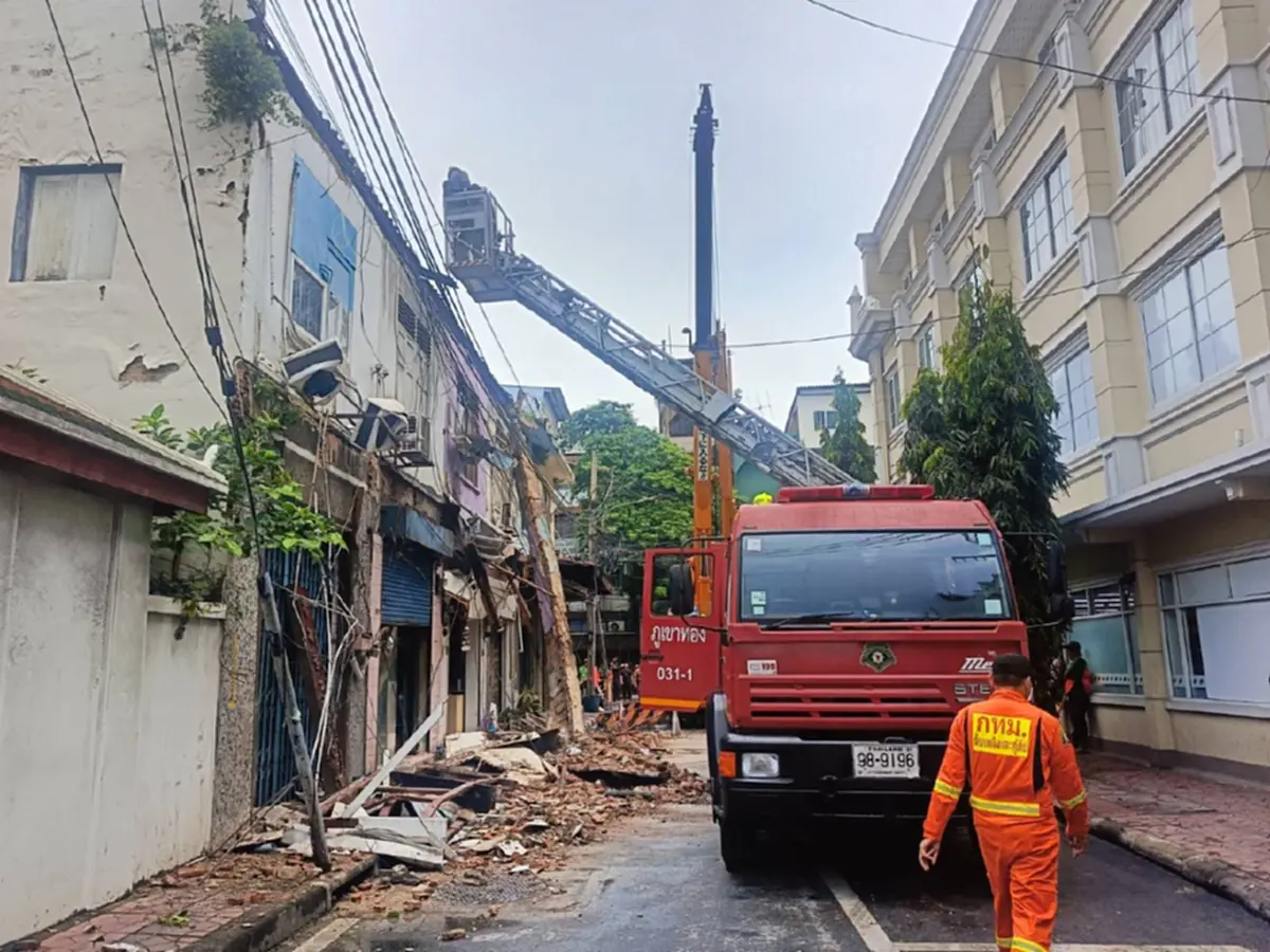กันสาดอาคารพาณิชย์อายุ 50 ปีพังถล่มหลังฝนตกอย่างหนัก