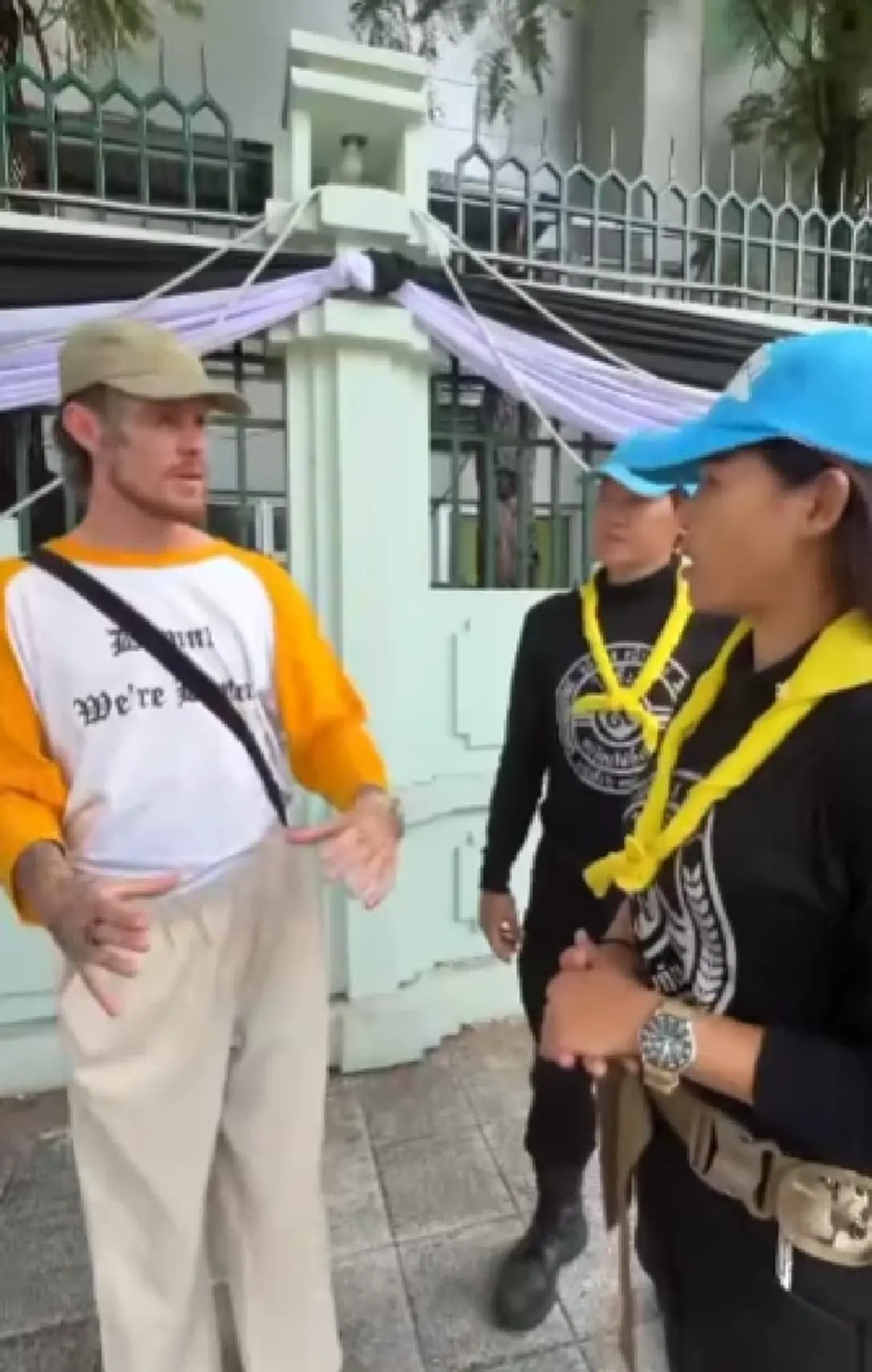 "เล็ก ฝันเด่น" เผยโมเมนต์เจอฝรั่งใส่เสื้อสี ก่อนเห็นอีกทีตกใจ