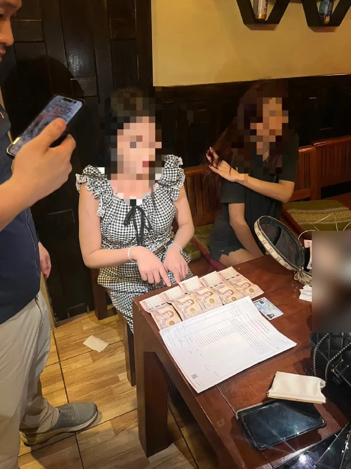 ตำรวจบางรักบุกช่วย 2 เด็กสาว 17 ถูกแม่เล้าวัย 29 หลอกมาขาย