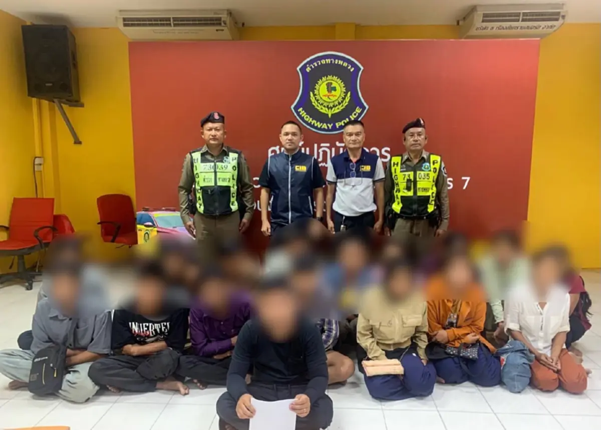 CIB ออกตรวจรถต้องสงสัย พบ 16 ต่างด้าว นั่งอัดกันมาเต็มคัน