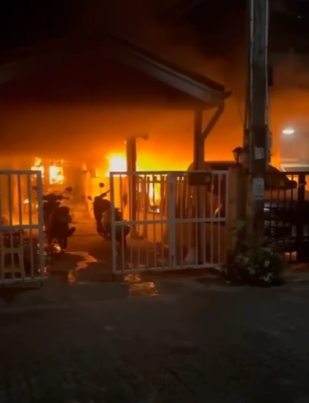 โศกนาฏกรรมไฟไหม้บ้าน คลอก 7 ชีวิตดับ ยิ่งสลดนาทีเห็นร่าง