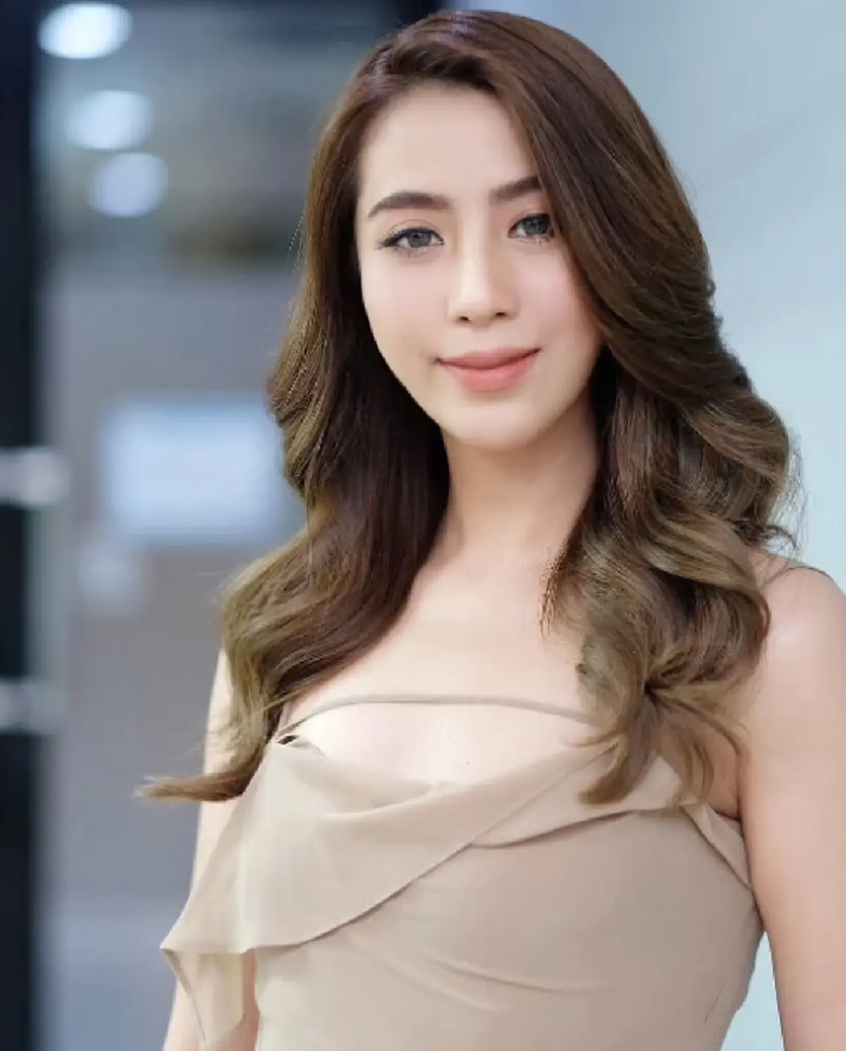 รู้จัก เฟิร์น สุชาดา ผู้ประกาศข่าวคนใหม่ หลัง สรยุทธ เปิดตัวฮือฮา