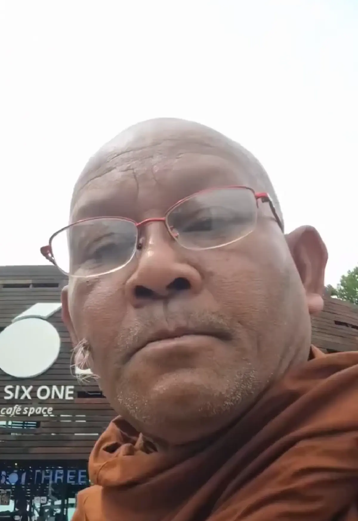 ทัวร์ลงยับ หลวงตาสุจ อัดคลิปขู่ปิดร้านกาแฟคนสุรินทร์ในเขมร