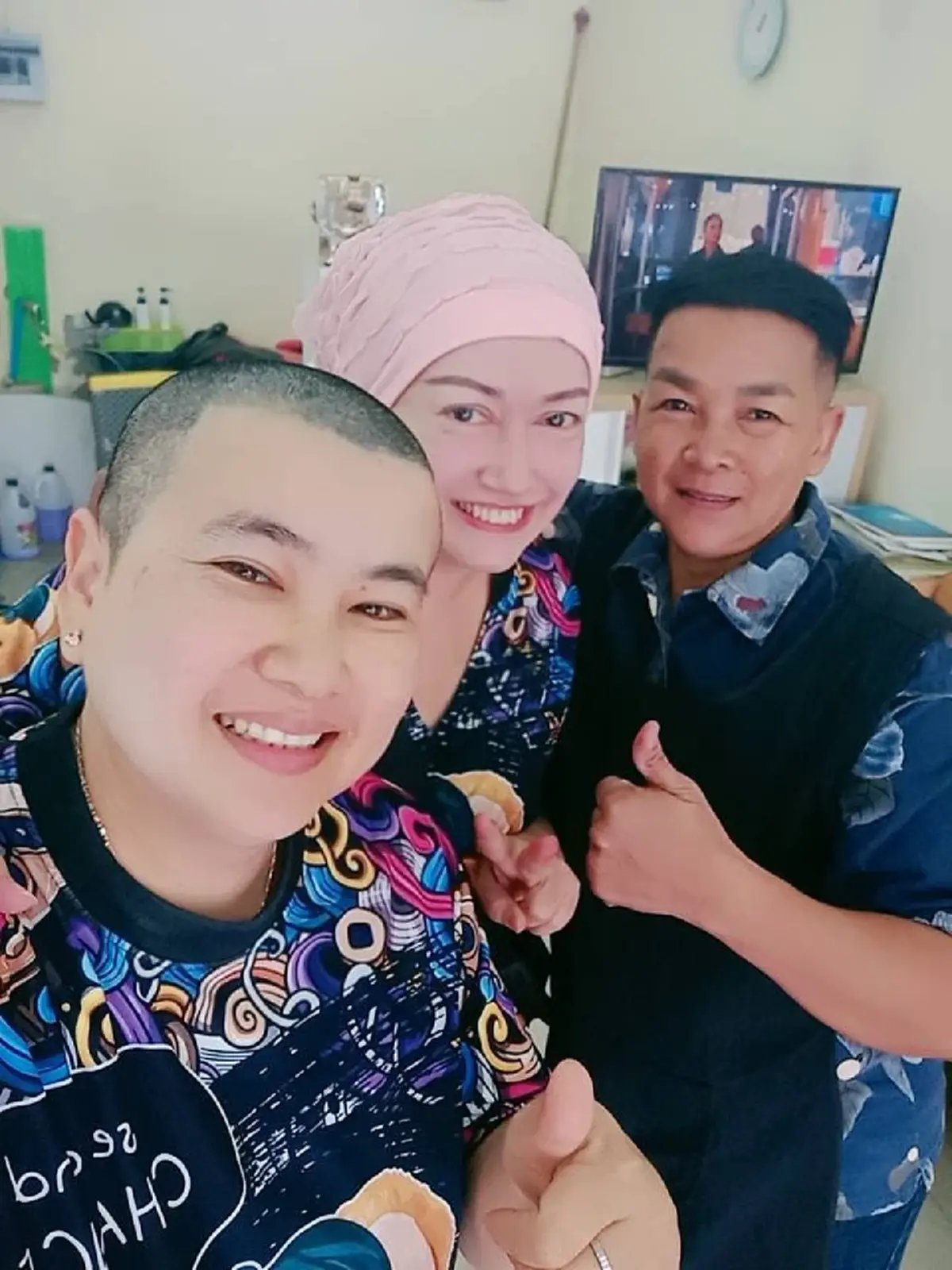 ยิ้มสู้ อดีตนักแสดงดัง โกนผมเตรียมรักษามะเร็งปอด แฟนๆ ส่งกำลังใจ