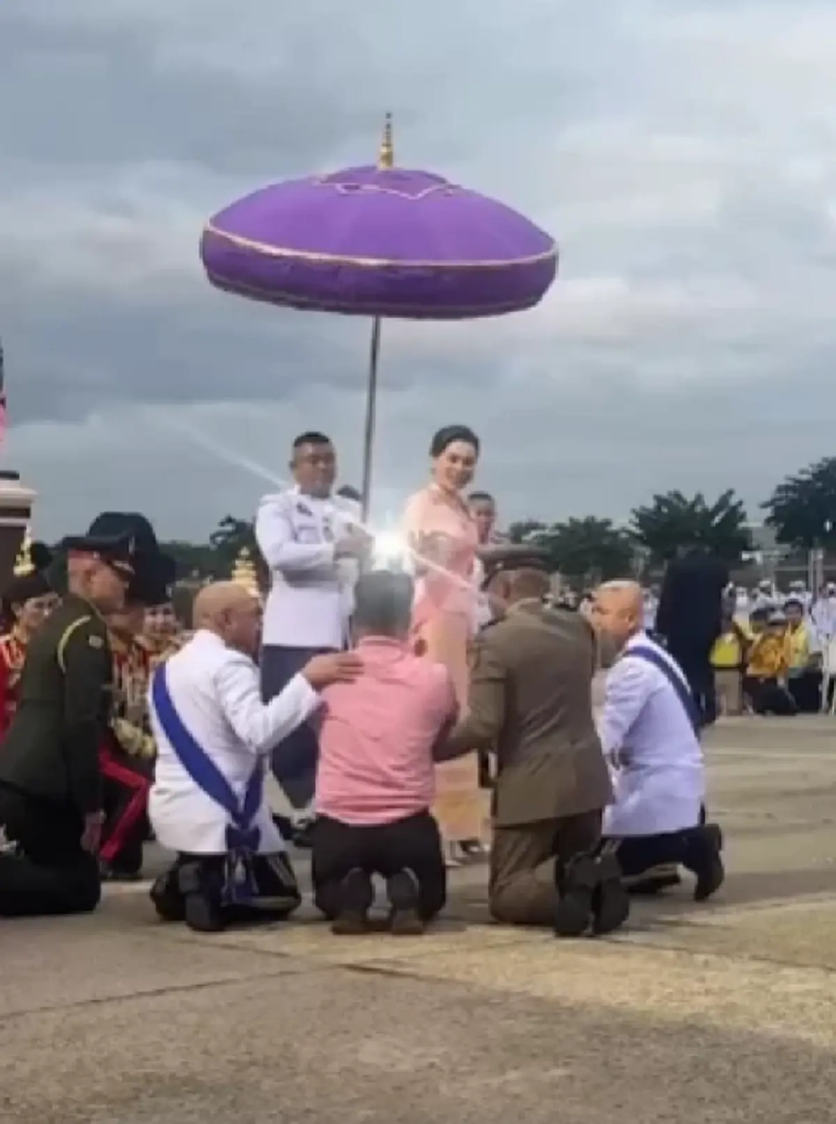 เปิดอาชีพ "ชายเสื้อชมพู" วิ่งเข้าไปในขบวนเสด็จในหลวง-พระราชินี