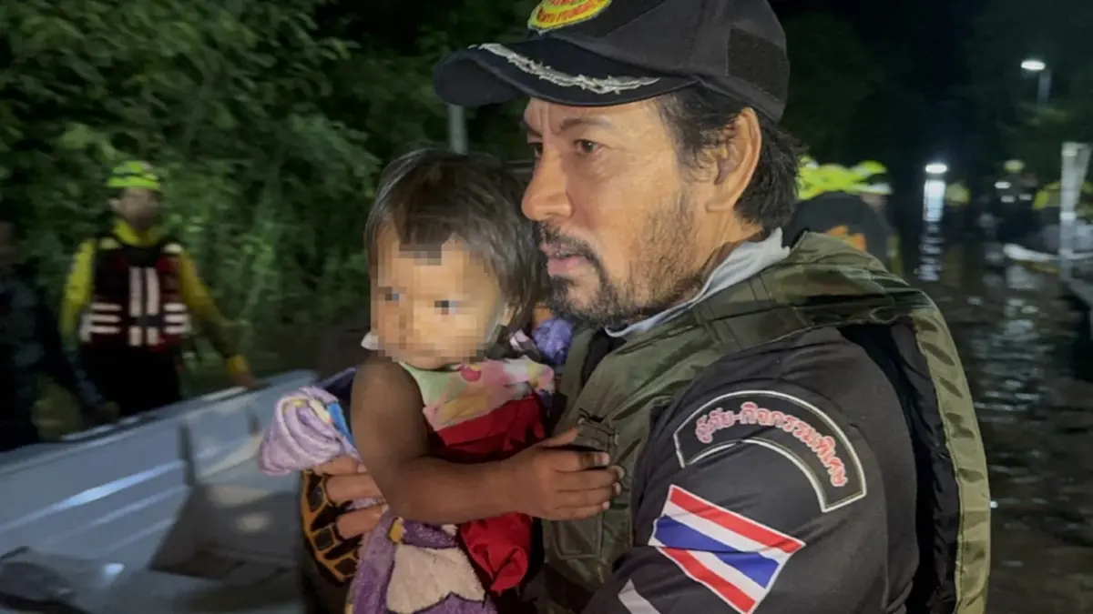 ระทึก บิณฑ์ บรรลือฤทธิ์ เรือล่มพลิกคว่ำ ขณะช่วยน้ำท่วมอุตรดิตถ์