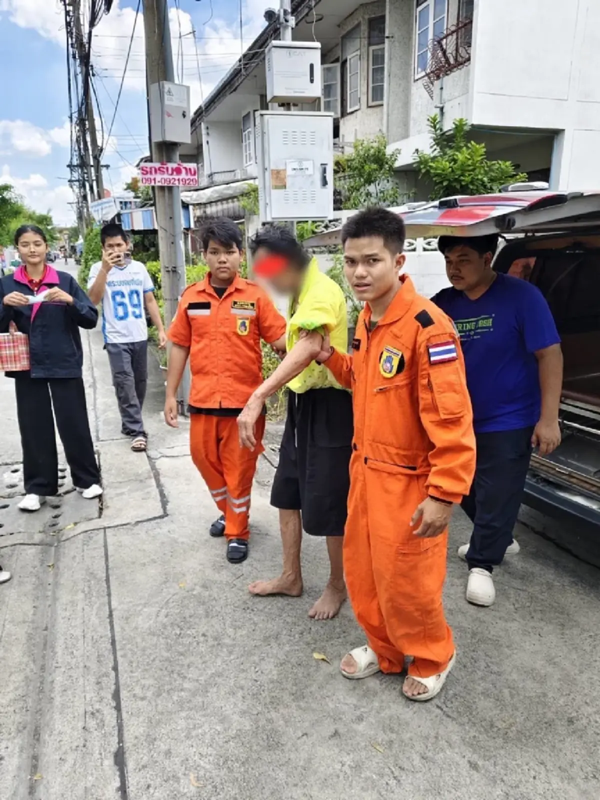 สุดใจดำ ลูกเมียขับรถพาคุณตา วัย 80 มาทิ้งให้อดอยากข้างถนน