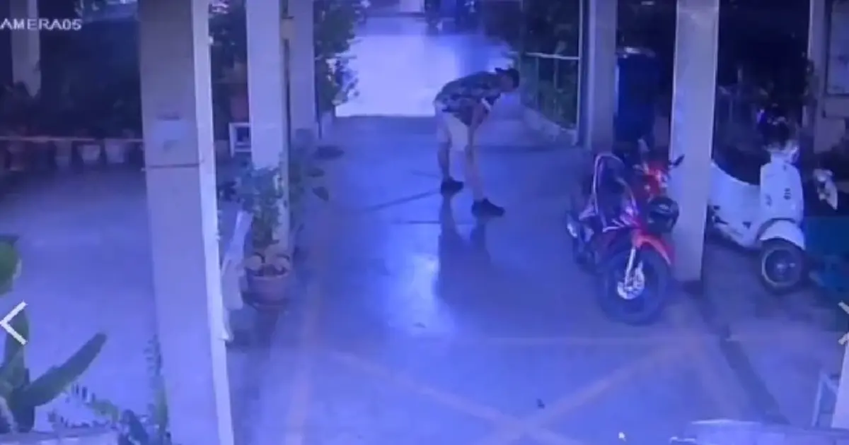 หนุ่มถือมีดก่อเหตุ ก่อนถูกยิงสวนดับ บริเวณแฟลตคลองจั่น