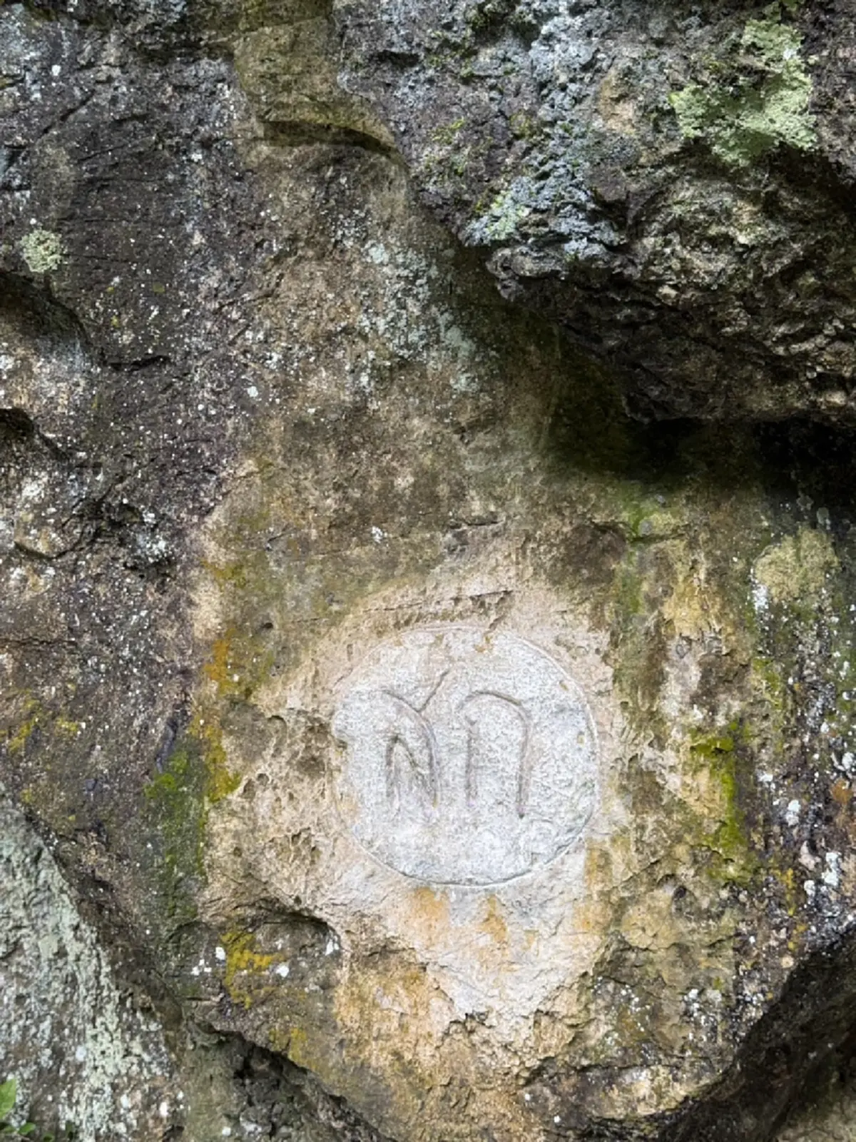 เผยภาพรอยสลักคู่ ลายฝีพระหัตถ์ ภปร.-สก. บนผาหินธารโบกขรณี