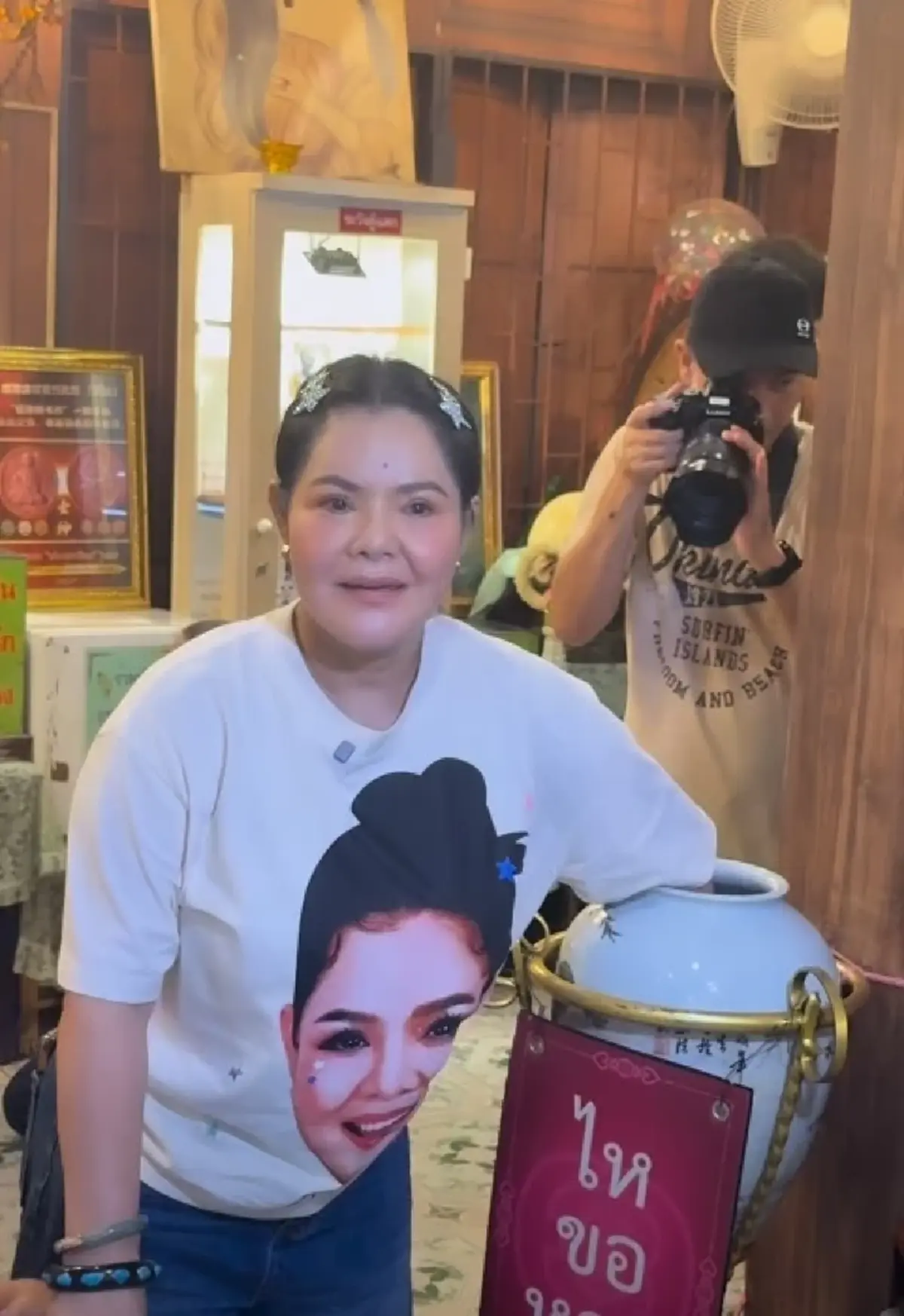 3 เพื่อนซี้ ฮาย-สุนารี-ตั๊ก ไหว้ศาลย่านาค ล้วงไหได้เลขสวย 3 ตัว