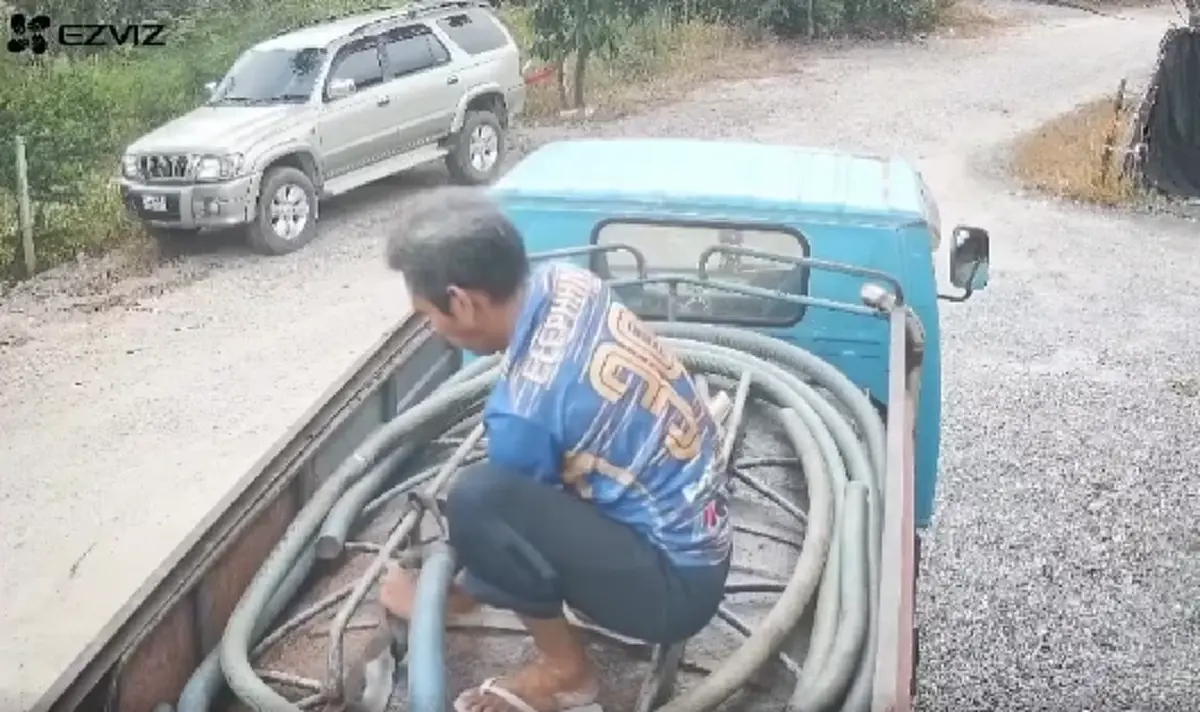 หวิดดับ รถดูดส้วมระเบิด พนักงานเสื้อขาดบาดเจ็บทั้งตัว