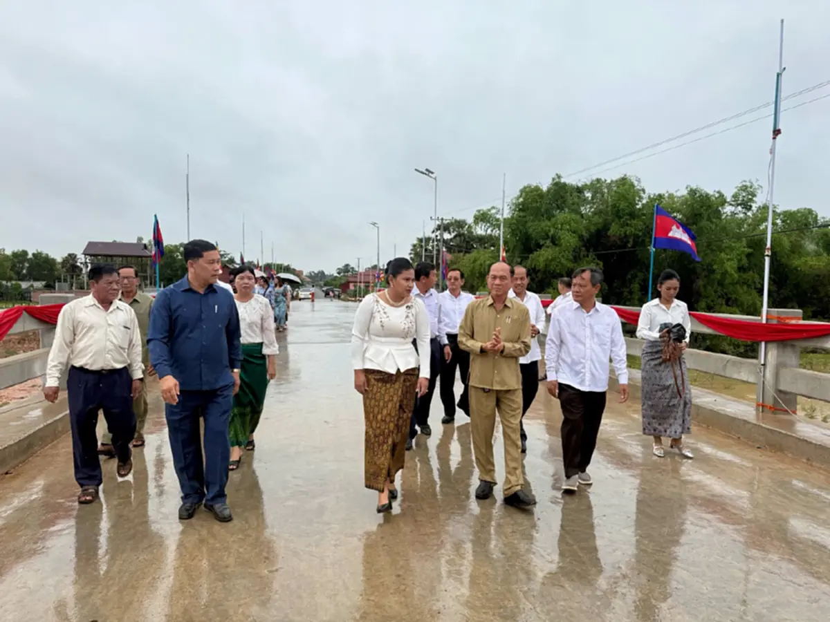 พลโทหญิงมาลี เดินพรมแดงตัดริบบิ้น เยี่ยมชาวบ้านน้ำท่วมกัมพูชา