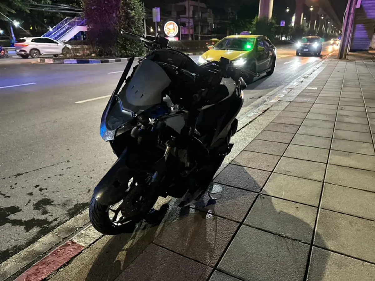 สลด 2 นักศึกษา ม.ดัง ขี่จยย.กลับหอ ถูกเก๋งเปลี่ยนเลนชน ดับ 1 สาหัส 1