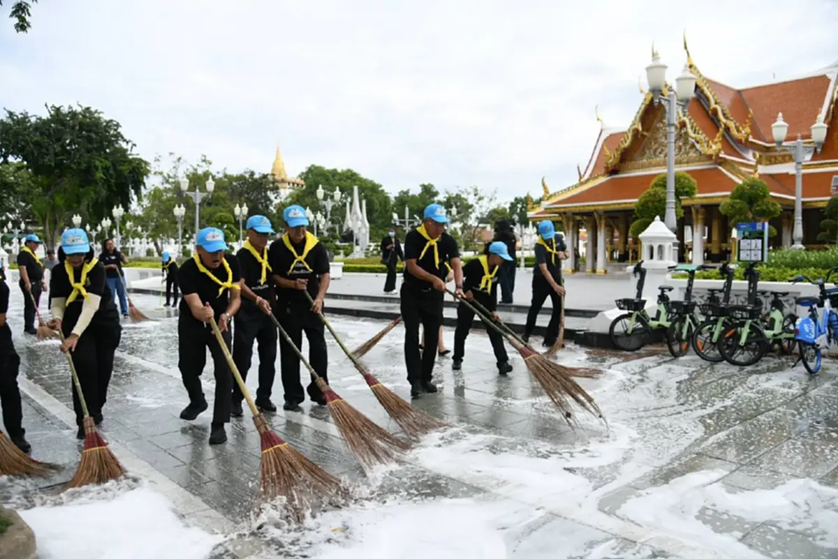 จิตอาสาพระราชทาน เตรียมเส้นทางรับขบวนพระบรมศพ "พระพันปีหลวง"