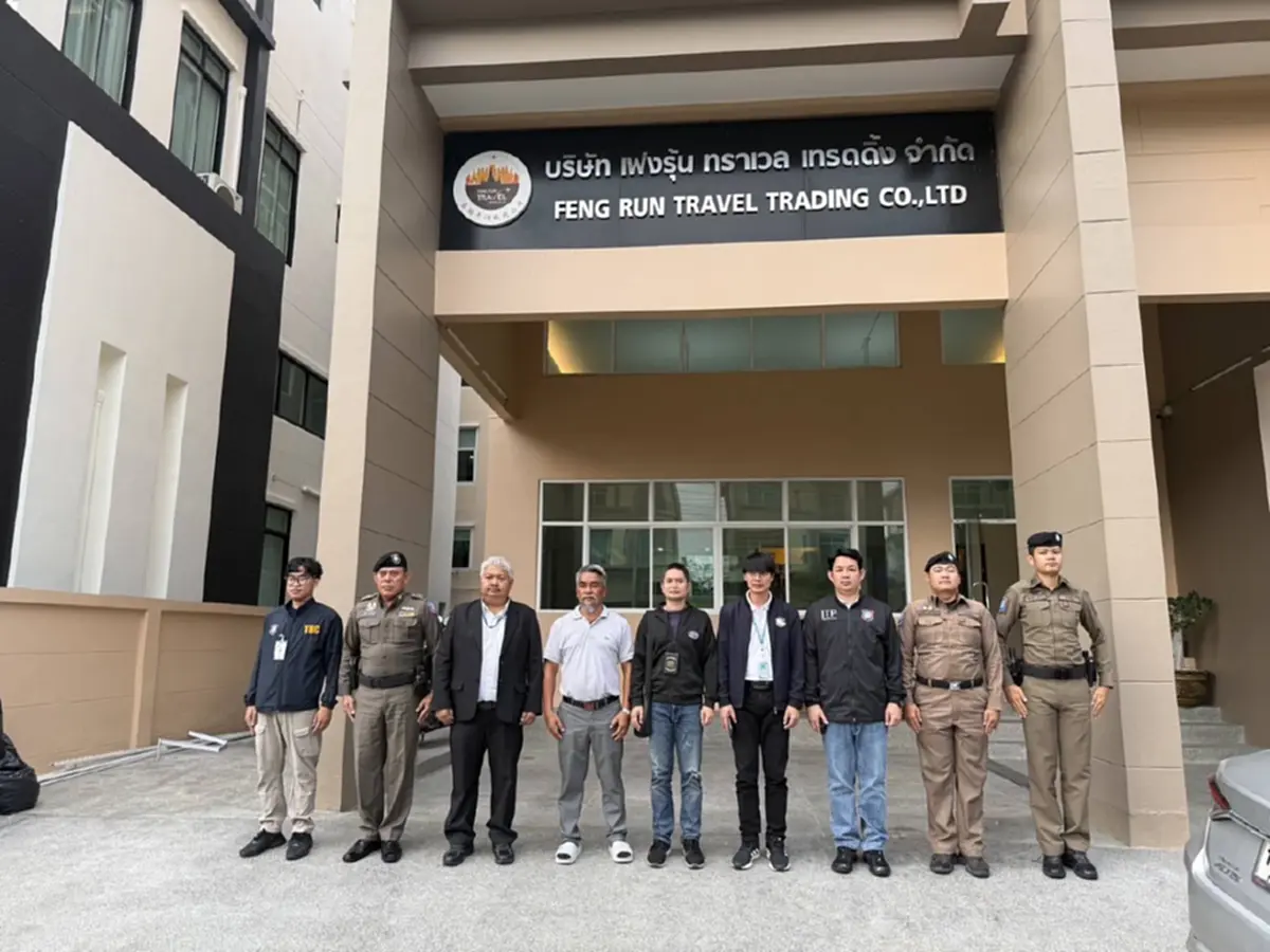 ตร.บุกค้น บ.ทัวร์ ย่านร่มเกล้า ปมไกด์เถื่อนบังคับซื้อสินค้า