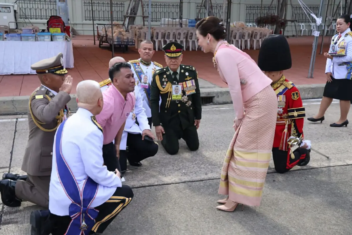 รู้แล้วเป็นใคร ชายปริศนาวิ่งเข้าไปในขบวนเสด็จในหลวง-พระราชินี