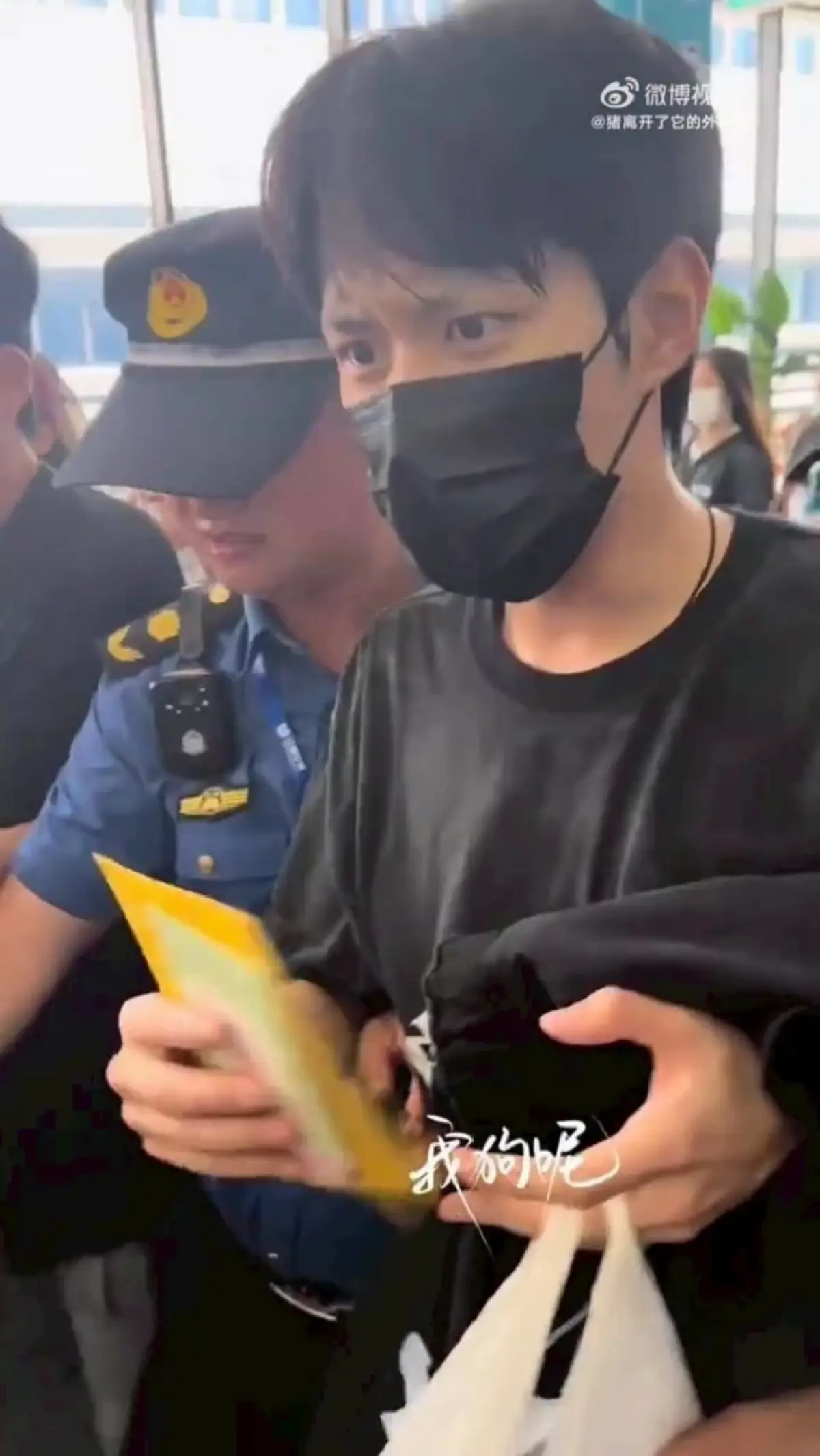 สงสาร พระเอกดาวรุ่ง สีหน้าตื่นกลัว เจอแฟนคลับเบียดแน่นสนามบิน