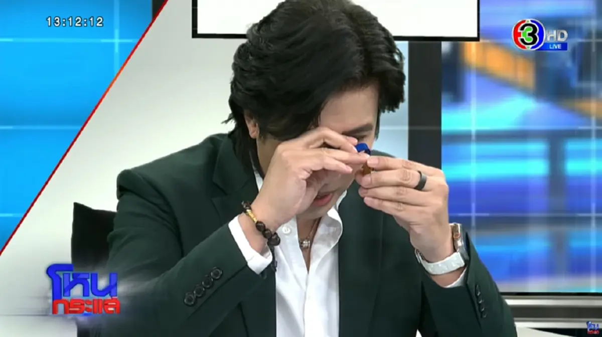 ถึงว่า \"หนุ่ม กรรชัย\" ส่อง เหรียญหลวงปู่ทวด แล้วไม่ยอมพูดคำตอบ
