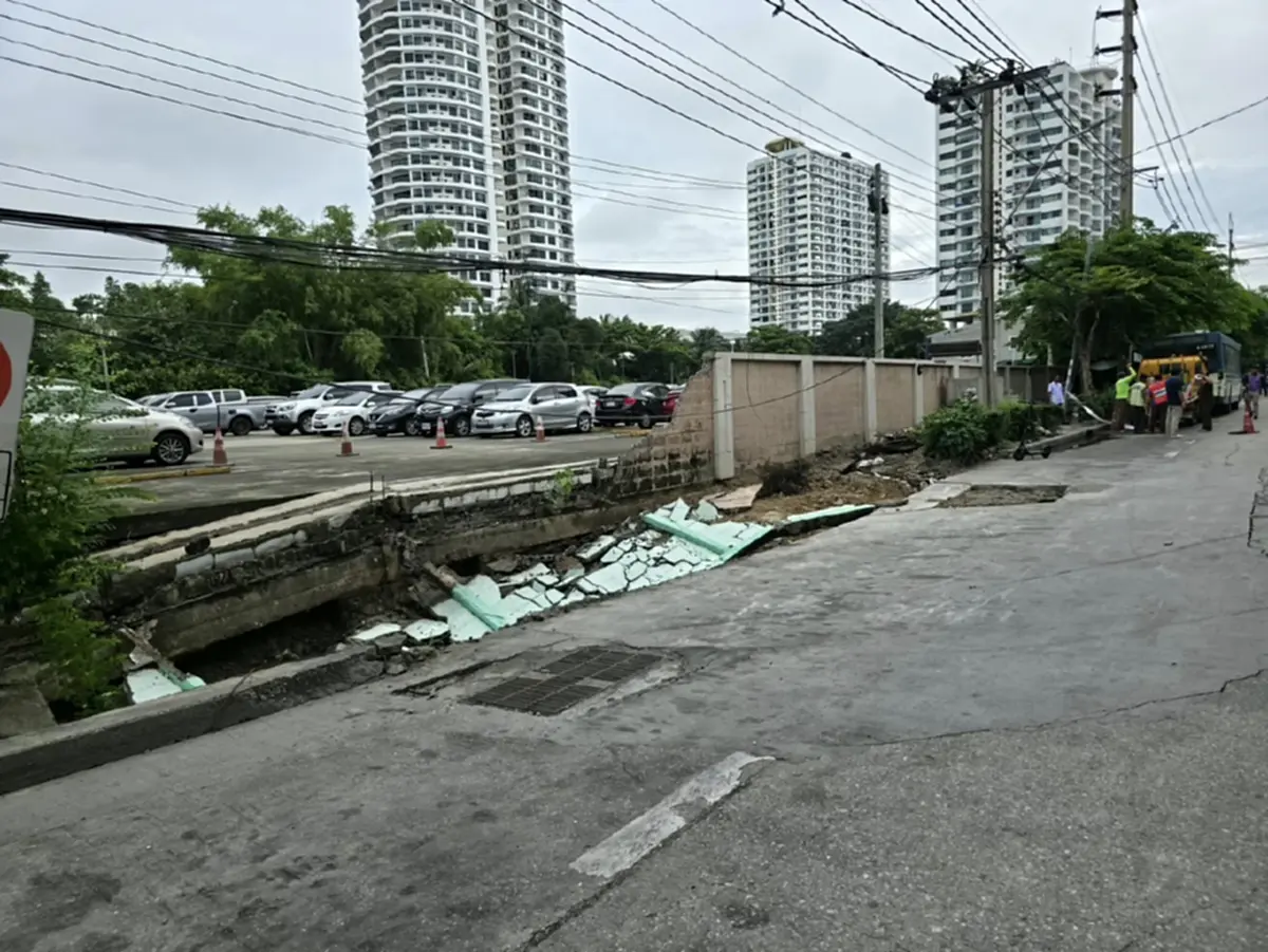 ระทึกอีก บางคอแหลม ถนนทรุดตัว 26 เมตร หน้าการไฟฟ้ายานนาวา 