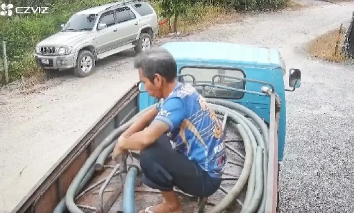 หวิดดับ รถดูดส้วมระเบิด พนักงานเสื้อขาดบาดเจ็บทั้งตัว