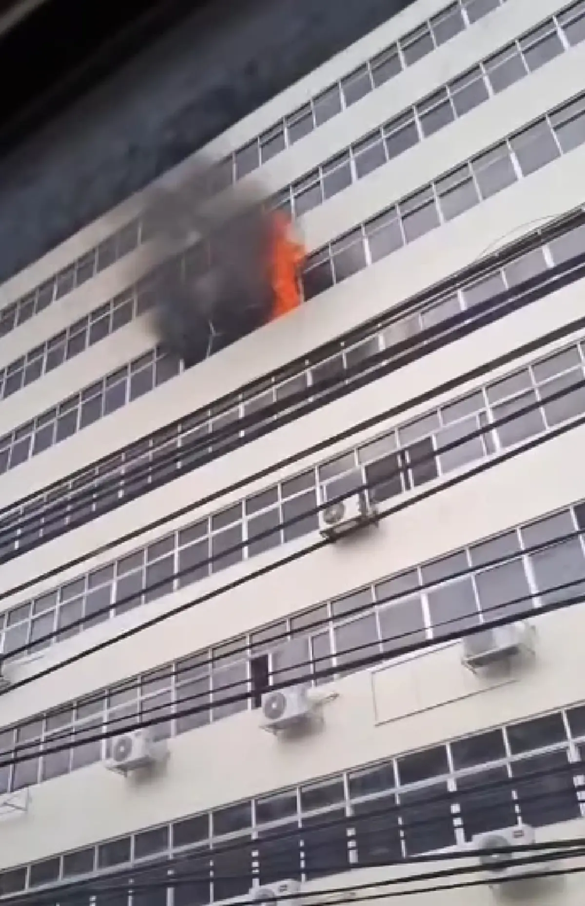 เกิดเหตุเพลิงไหม้ อาคาร 7 ชั้น ซอยศรีนครินทร์ 24 เจ้าหน้าที่ช่วยกันระงับเหตุ