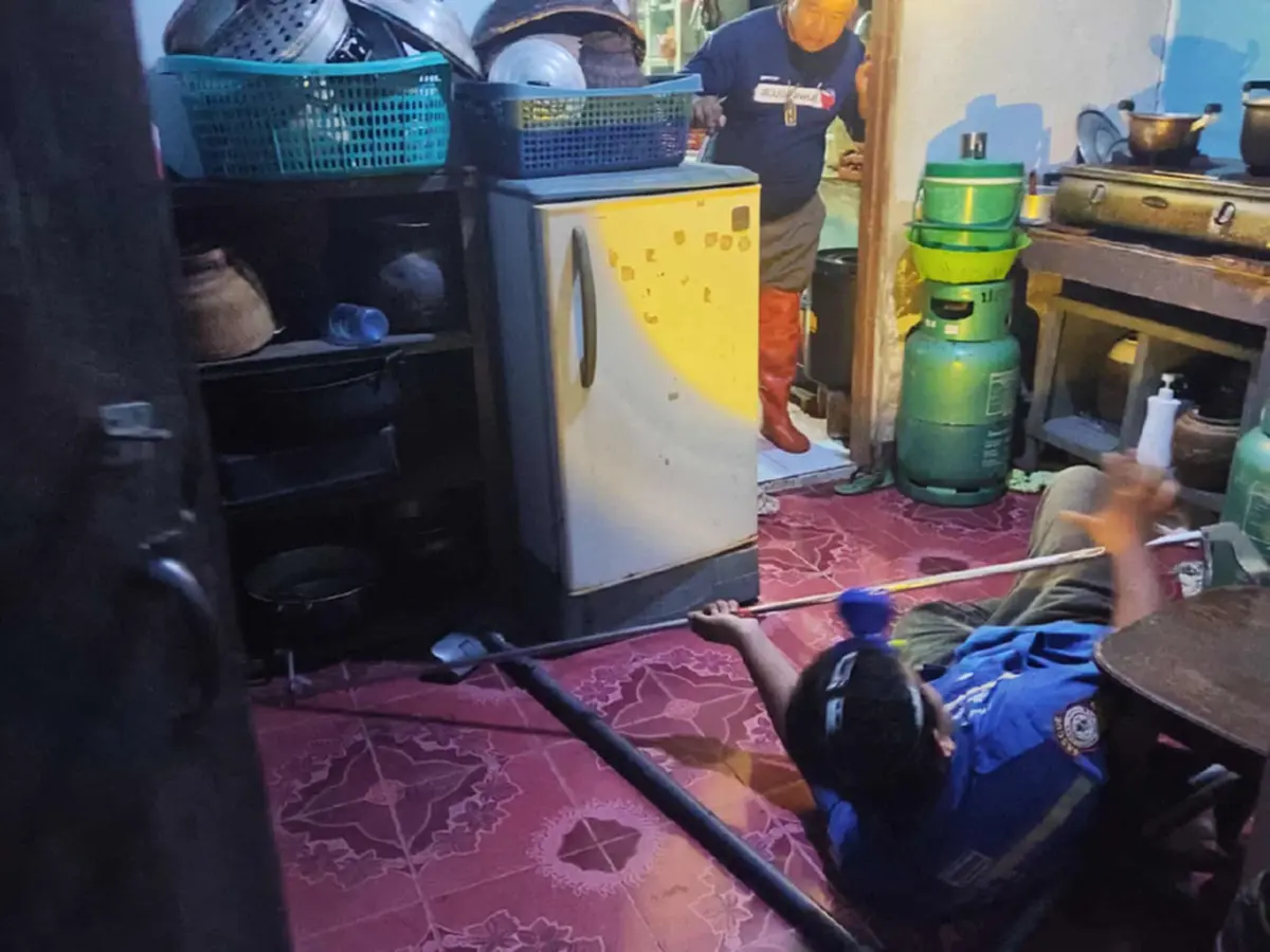 เจ้าของบ้านผวา งูเห่าเลื้อยซุกห้องครัว แห่ส่องบ้านเลขที่