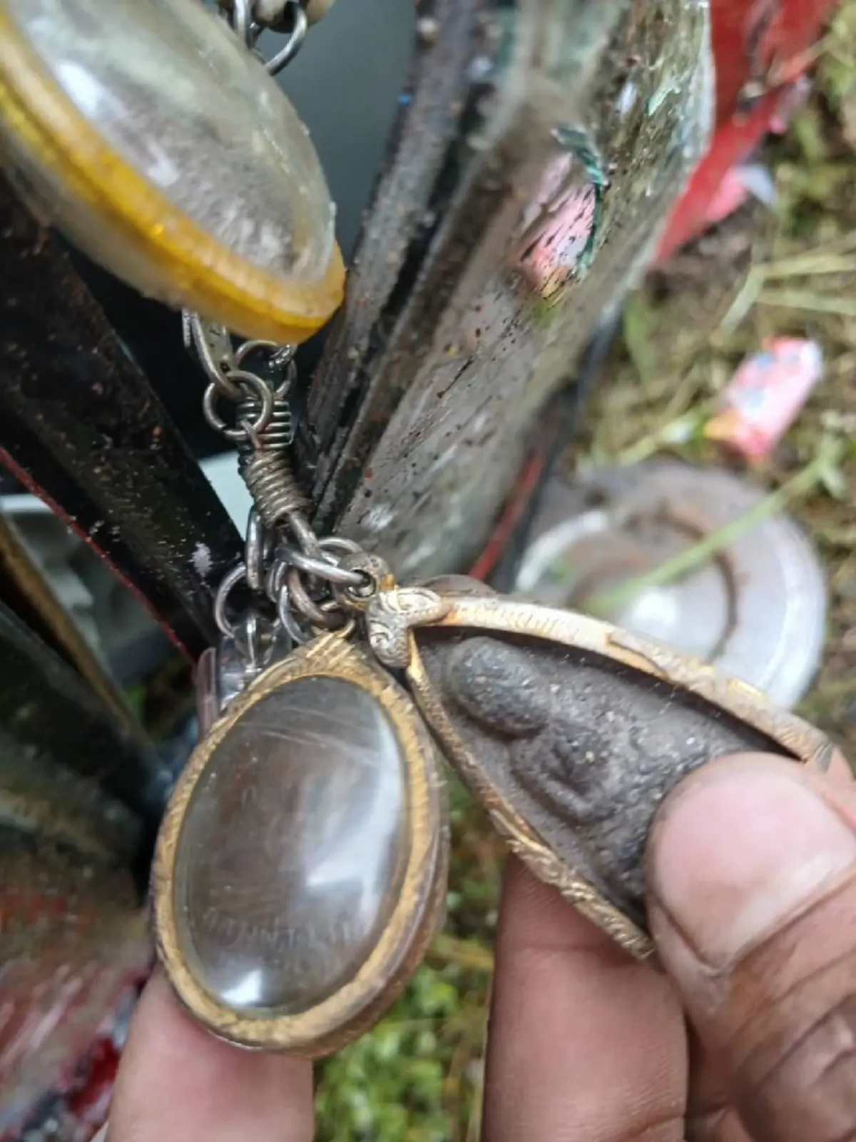 ปาฏิหาริย์ รถพังยับแต่คนขับไม่เป็นไร เห็นพระที่ห้อยยกมือสาธุ