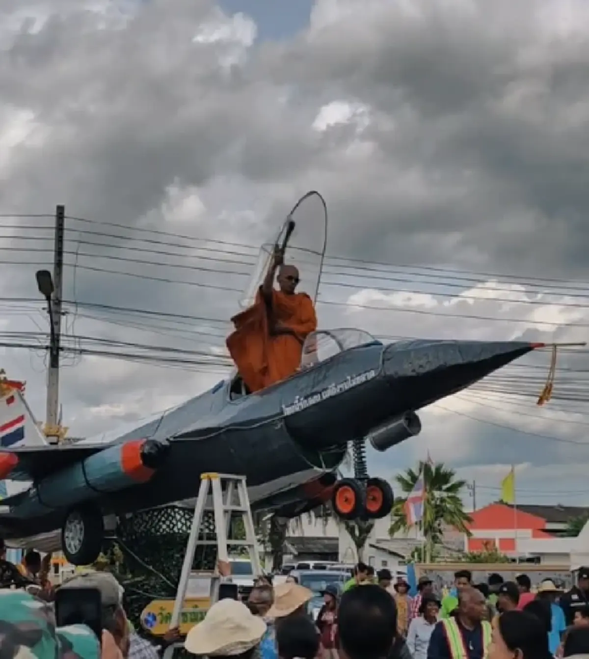 ฮือฮา เรือพระเครื่องบิน F-16 นักเสี่ยงโชคแห่ส่องเลขข้างลำ