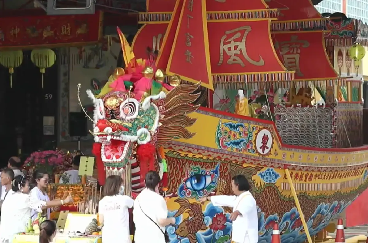 แห่ส่องเลขเรือสำเภามงคล ชาวสมุทรสงครามพิธีกินเจ ขอพรเทพเจ้า