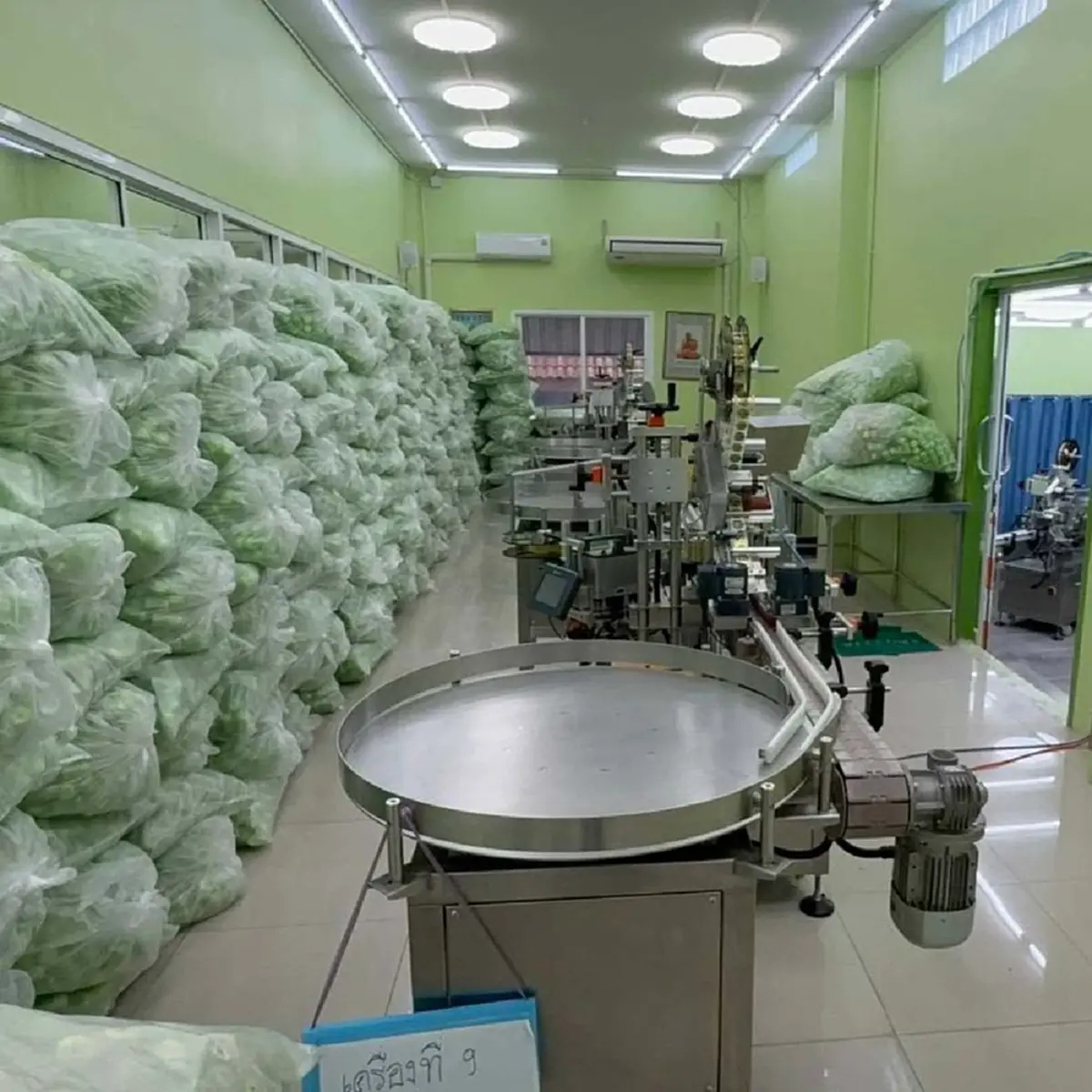 เจอต้นตอ ทลายโรงงานเถื่อน ยาดมสมุนไพรยี่ห้อดัง ของกลาง 2 ล้านชิ้น