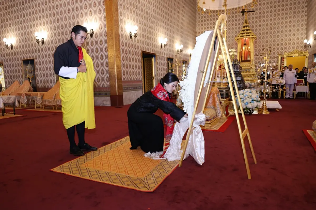 กษัตริย์จิกมี เสด็จฯเยือนไทย สักการะพระบรมศพ สมเด็จพระพันปีหลวง