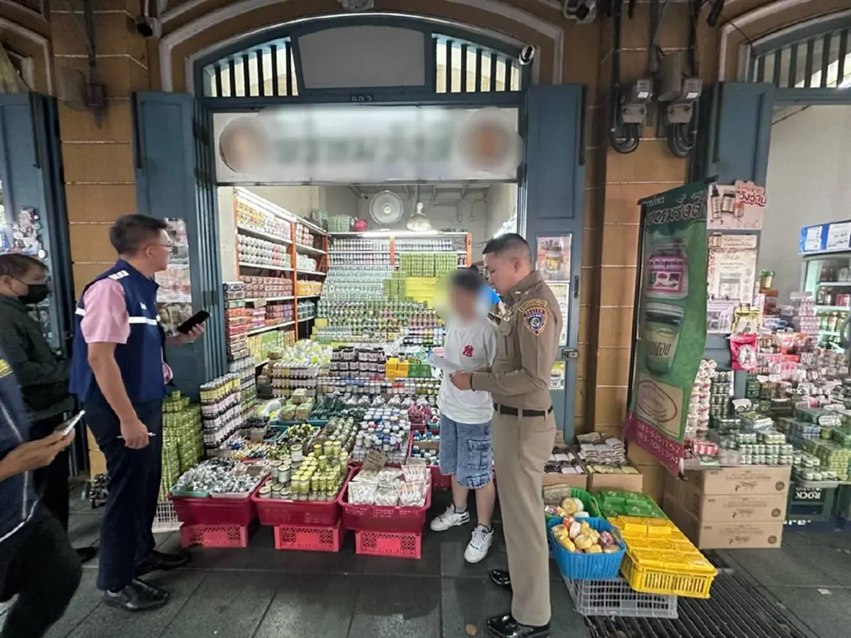 ตำรวจ(CIB) ร่วม อย. ทลายแหล่งกระจายสมุนไพรเถื่อนกลางกรุง