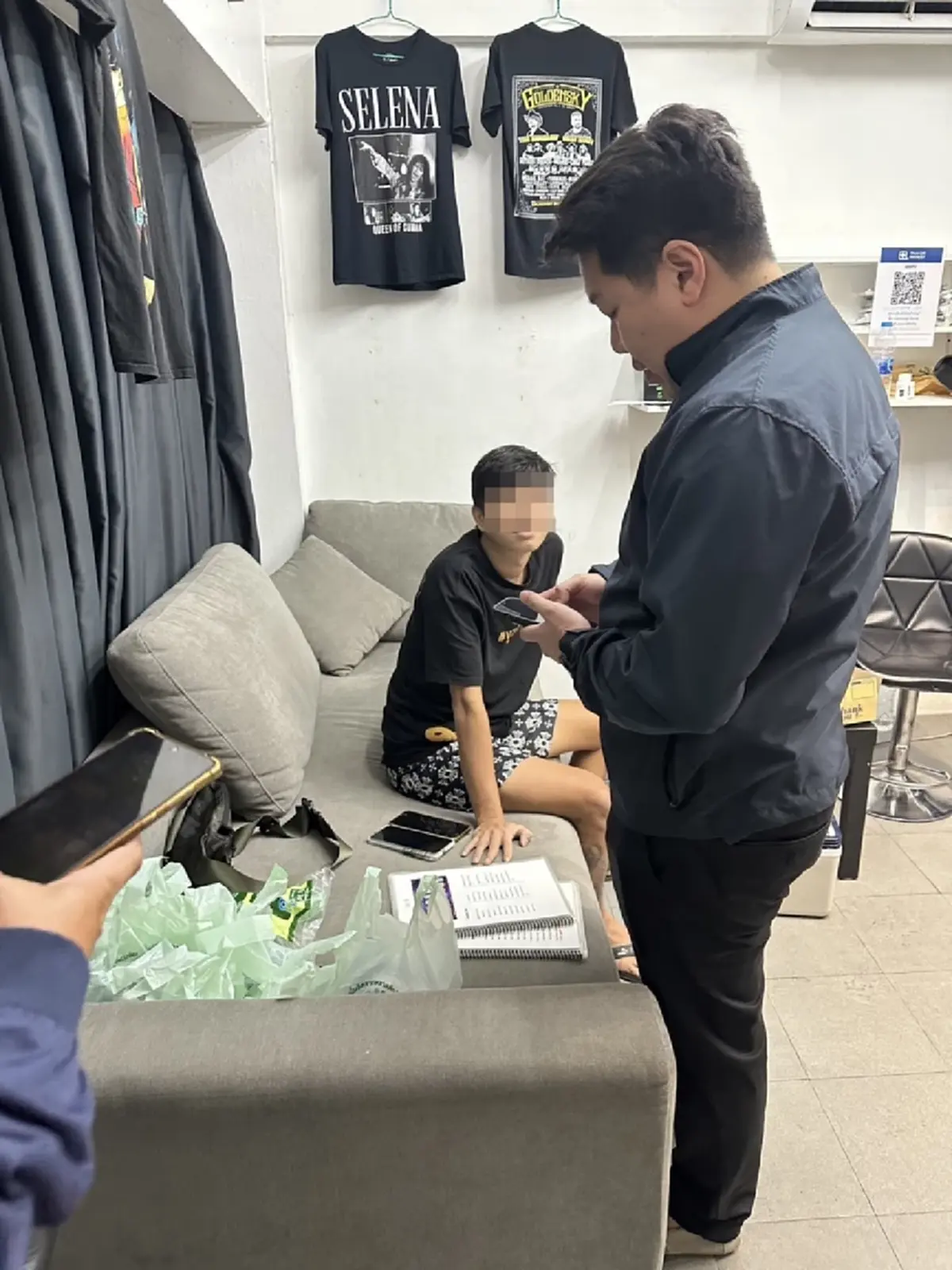 จับหนุ่มเปิดร้านเสื้อวินเทจบังหน้า ขายบุหรี่ไฟฟ้า รวยวันละหมื่น