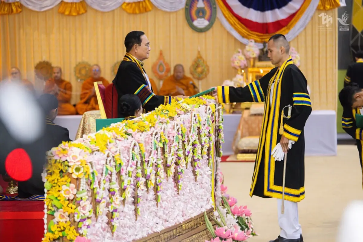 โปรดเกล้าฯ \"พล.อ.ประยุทธ์\" ผู้แทนพระองค์ พระราชทานปริญญาบัตร