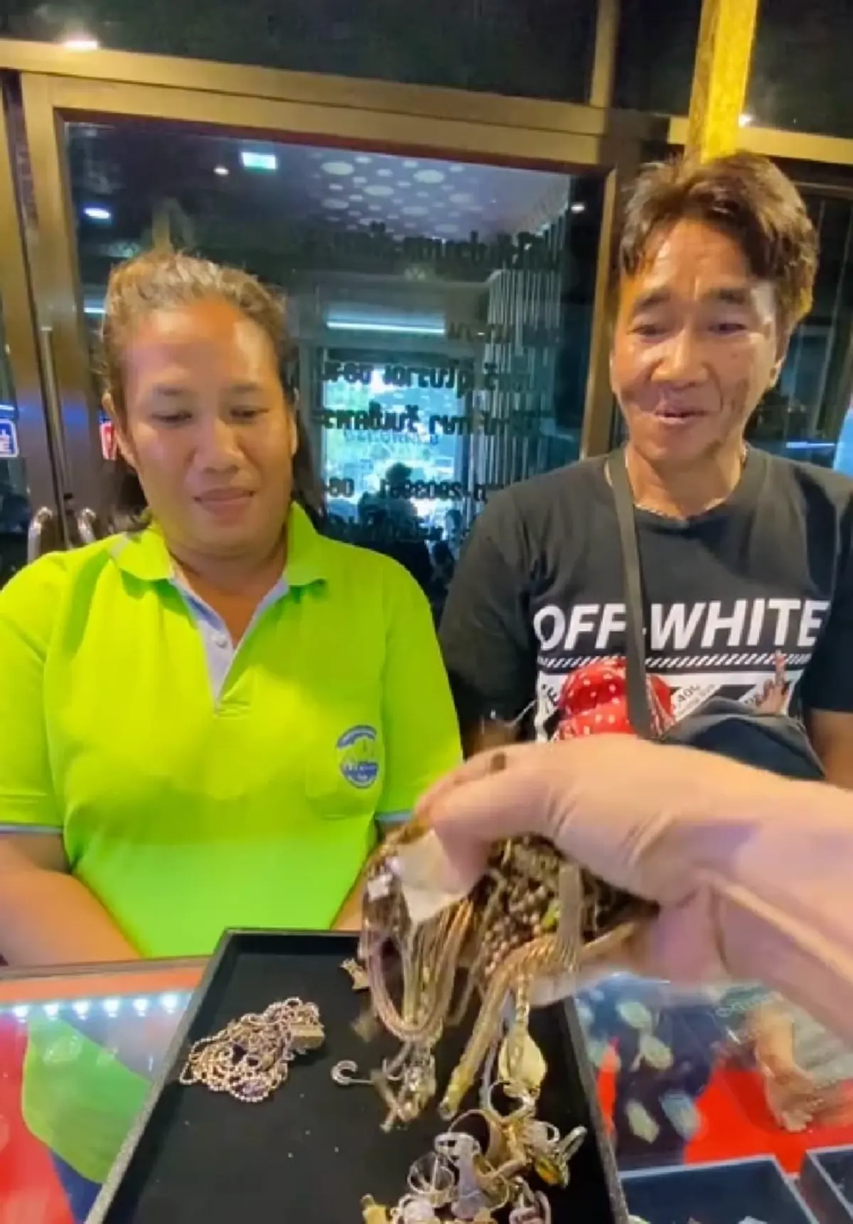 ลูกค้าเก็บทองได้จากกองขยะ เอามาให้ช่างทองหลอม รู้มูลค่าตกใจ