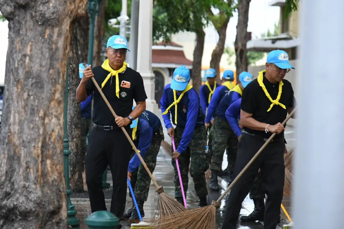 จิตอาสาพระราชทาน เตรียมเส้นทางรับขบวนพระบรมศพ "พระพันปีหลวง"