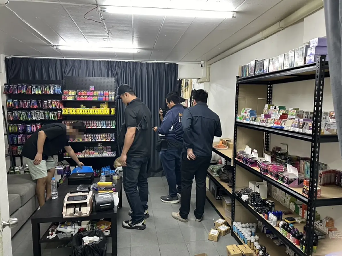 จับหนุ่มเปิดร้านเสื้อวินเทจบังหน้า ขายบุหรี่ไฟฟ้า รวยวันละหมื่น