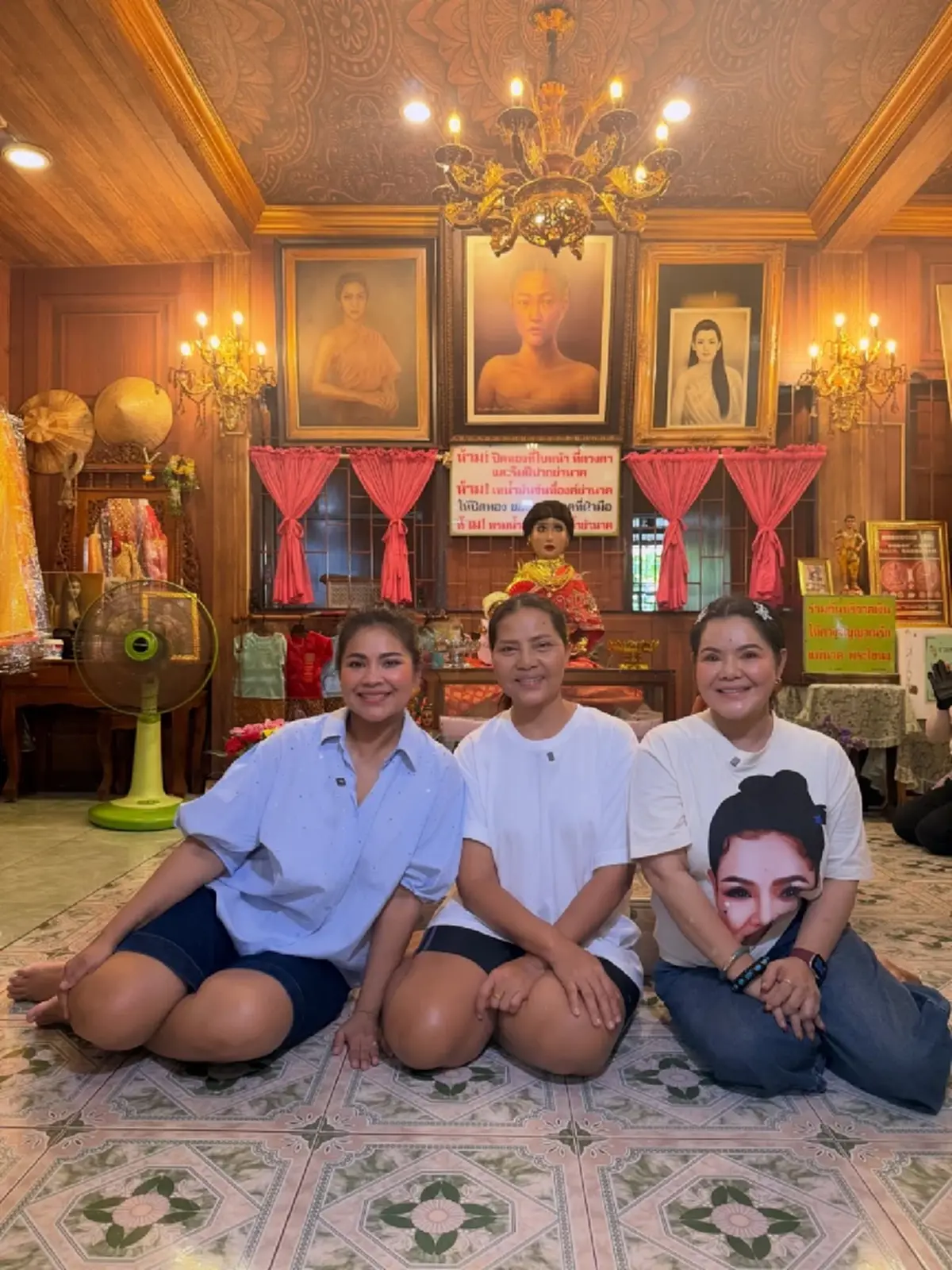 3 เพื่อนซี้ ฮาย-สุนารี-ตั๊ก ไหว้ศาลย่านาค ล้วงไหได้เลขสวย 3 ตัว