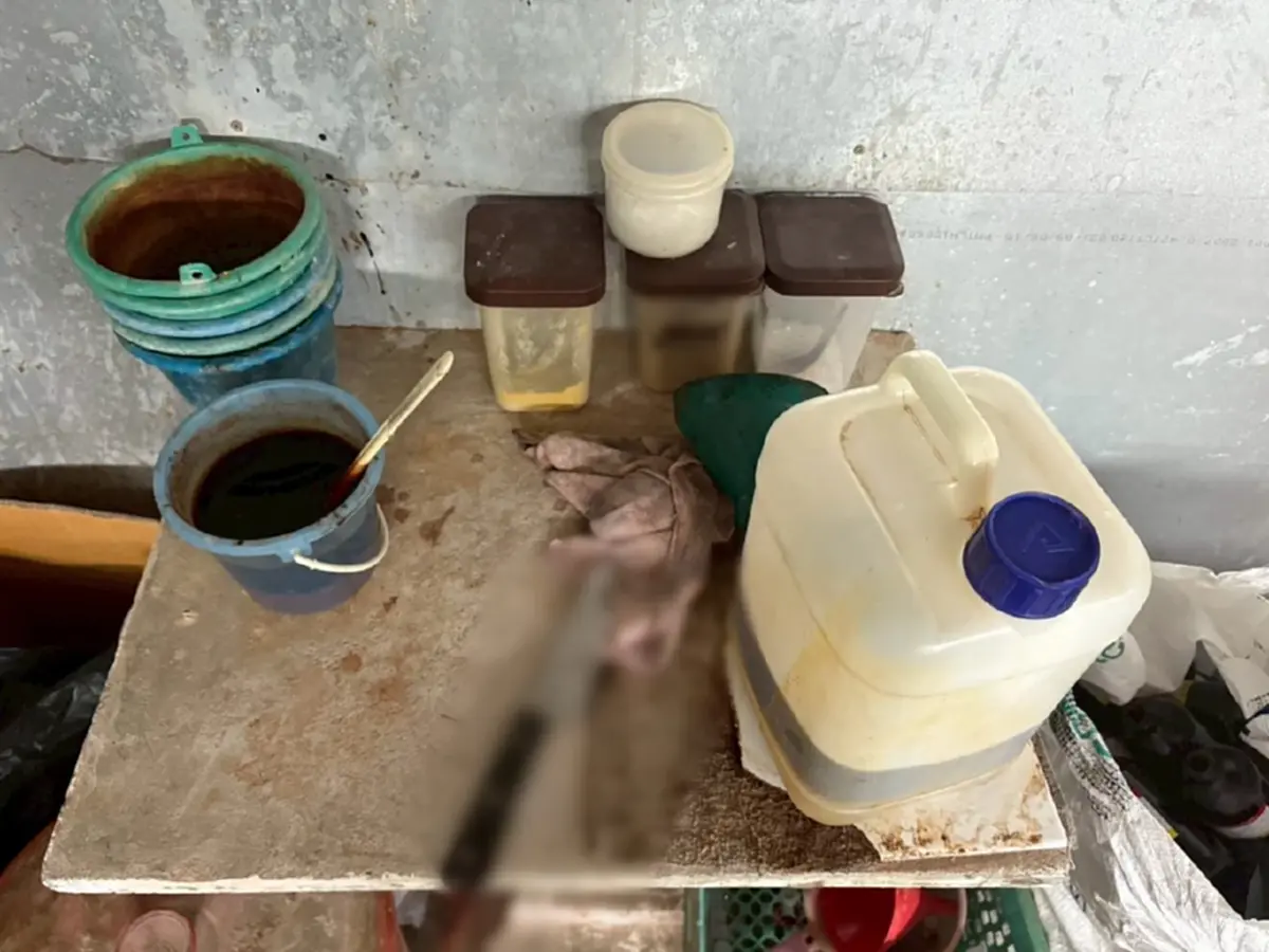 อ้วกพุ่ง บุกจับโรงงานผลิตยาสมุนไพรปลอม พบสารพิษอันตรายเพียบ