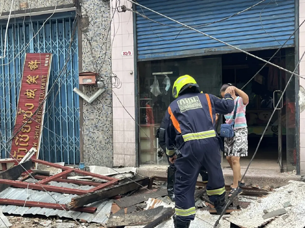 กันสาดอาคารพาณิชย์อายุ 50 ปีพังถล่มหลังฝนตกอย่างหนัก
