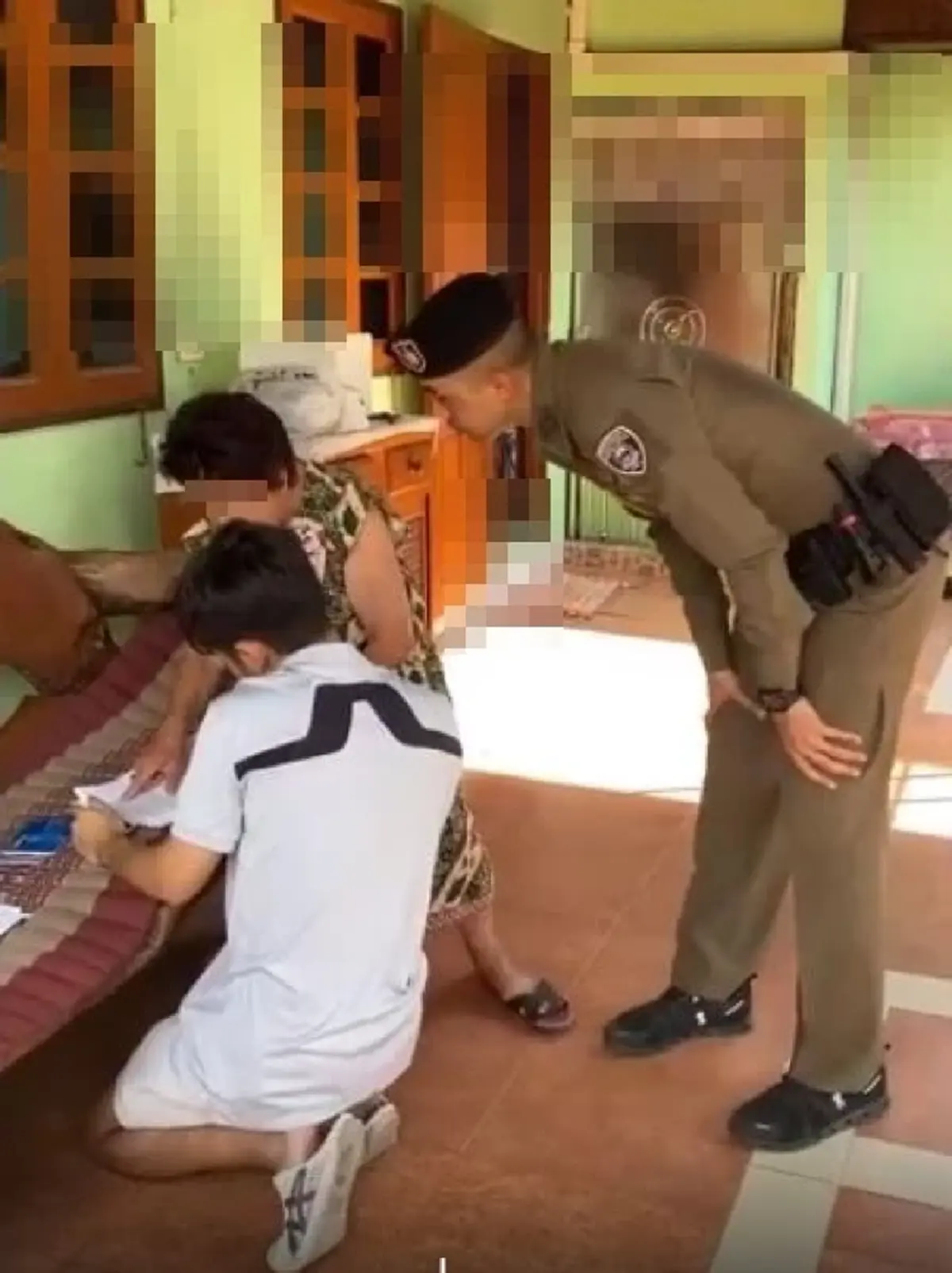 ยาย 80 ถูกแก๊งคอลฯ หลอกยับ ไม่เชื่อตำรวจจริง ต้องปีนรั้วบุกช่วย