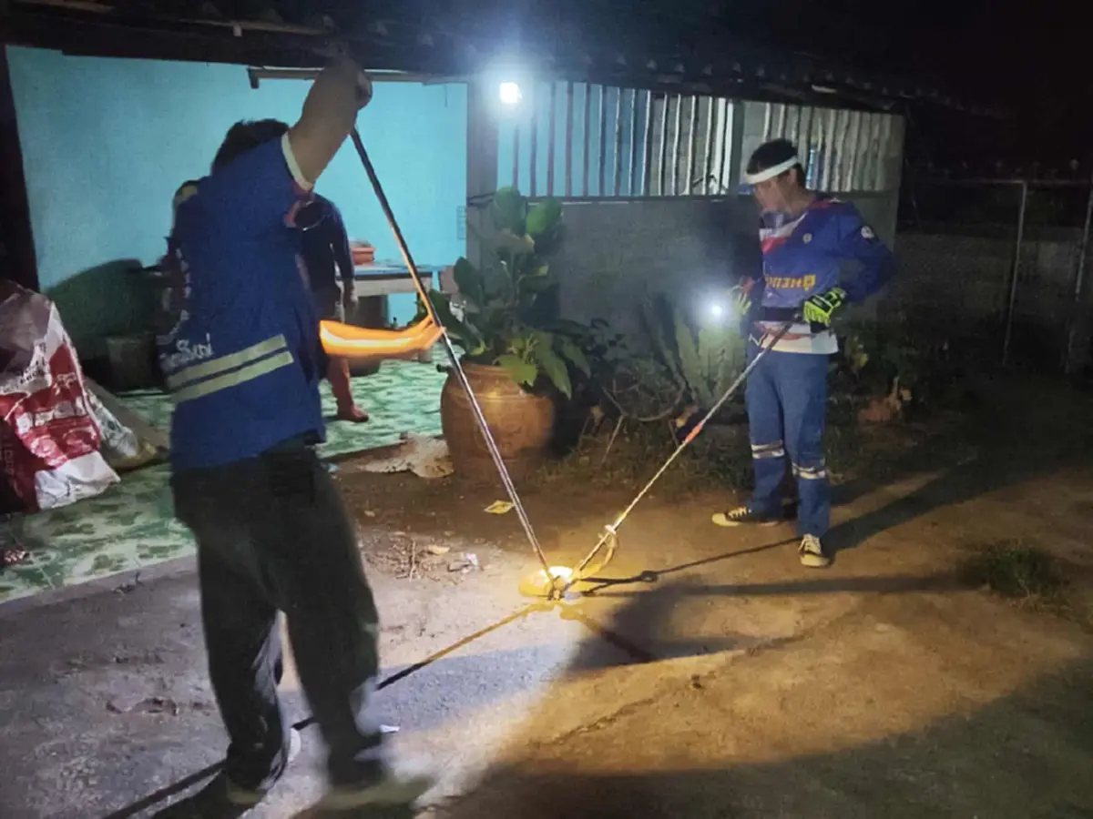 เจ้าของบ้านผวา งูเห่าเลื้อยซุกห้องครัว แห่ส่องบ้านเลขที่