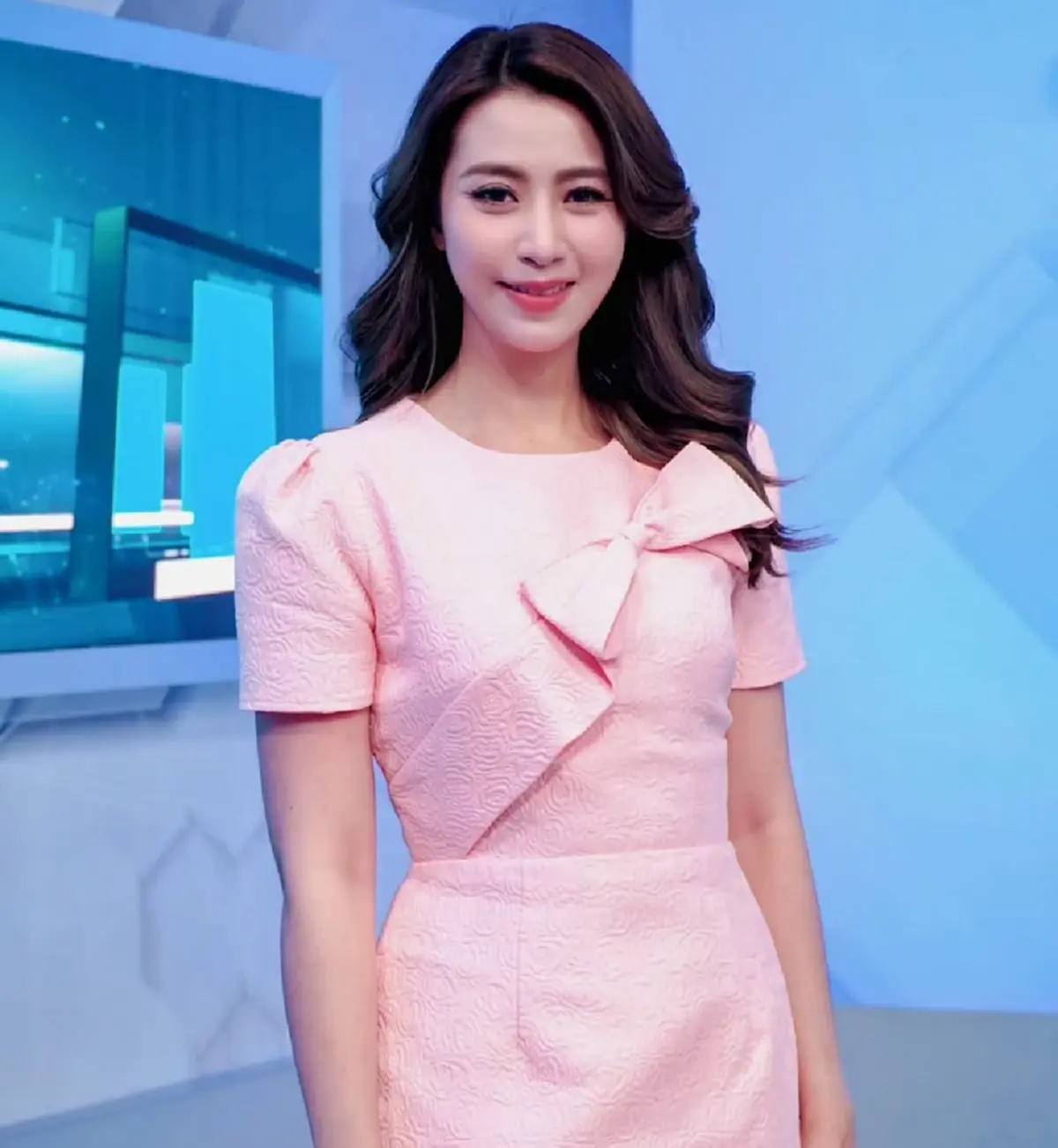 รู้จัก เฟิร์น สุชาดา ผู้ประกาศข่าวคนใหม่ หลัง สรยุทธ เปิดตัวฮือฮา