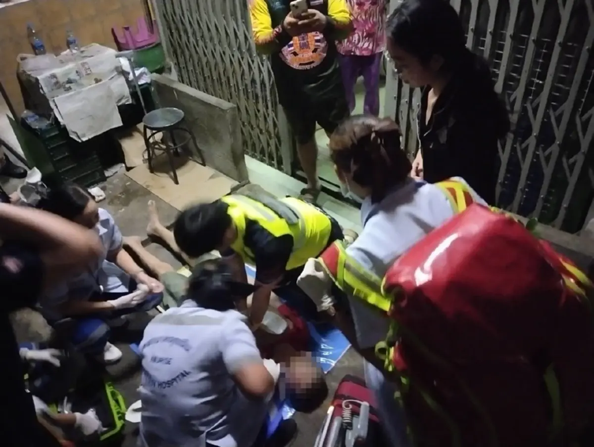 นาทีระทึก 2 สายตรวจปทุมวันยื้อชีวิตคุณตา 72 จนชีพจรกลับมา