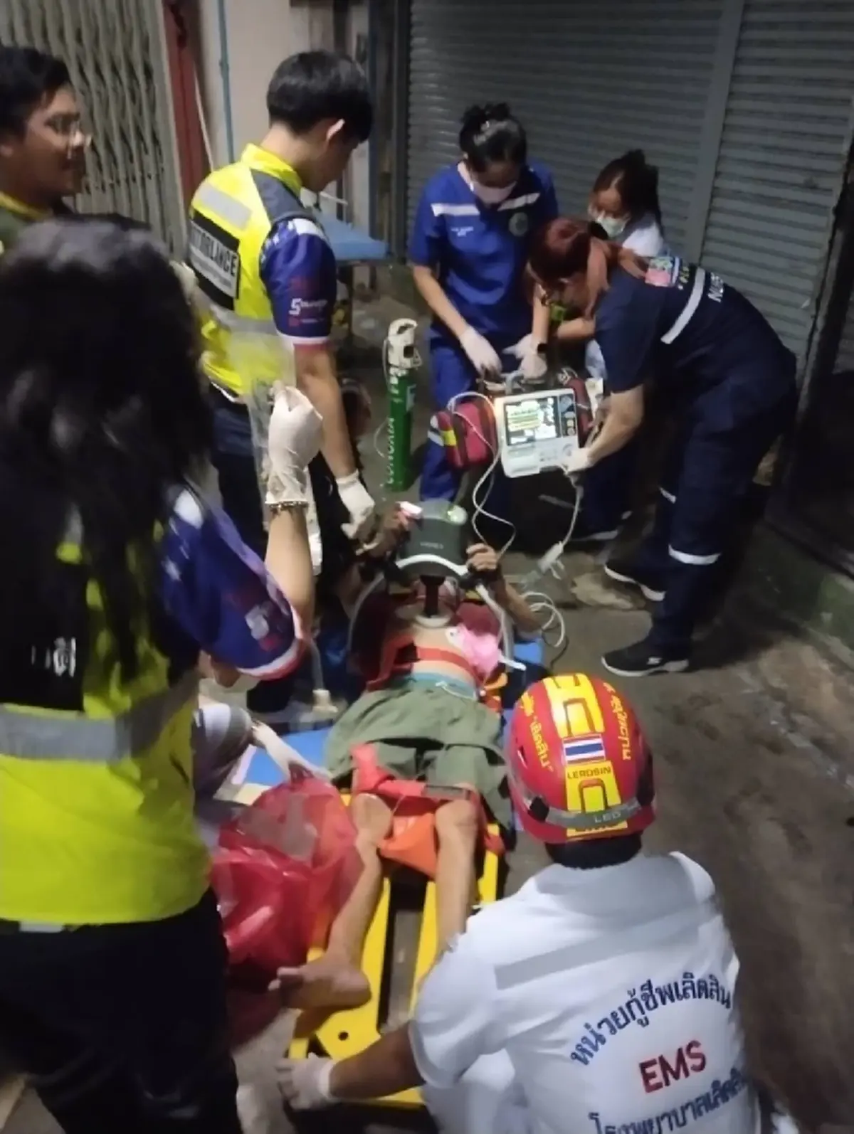 นาทีระทึก 2 สายตรวจปทุมวันยื้อชีวิตคุณตา 72 จนชีพจรกลับมา