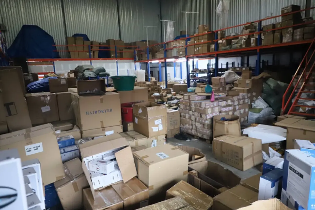 ทลายโกดัง ไดร์เป่าผมมรณะ ไล่จับสินค้าไม่ได้คุณภาพเพียบ