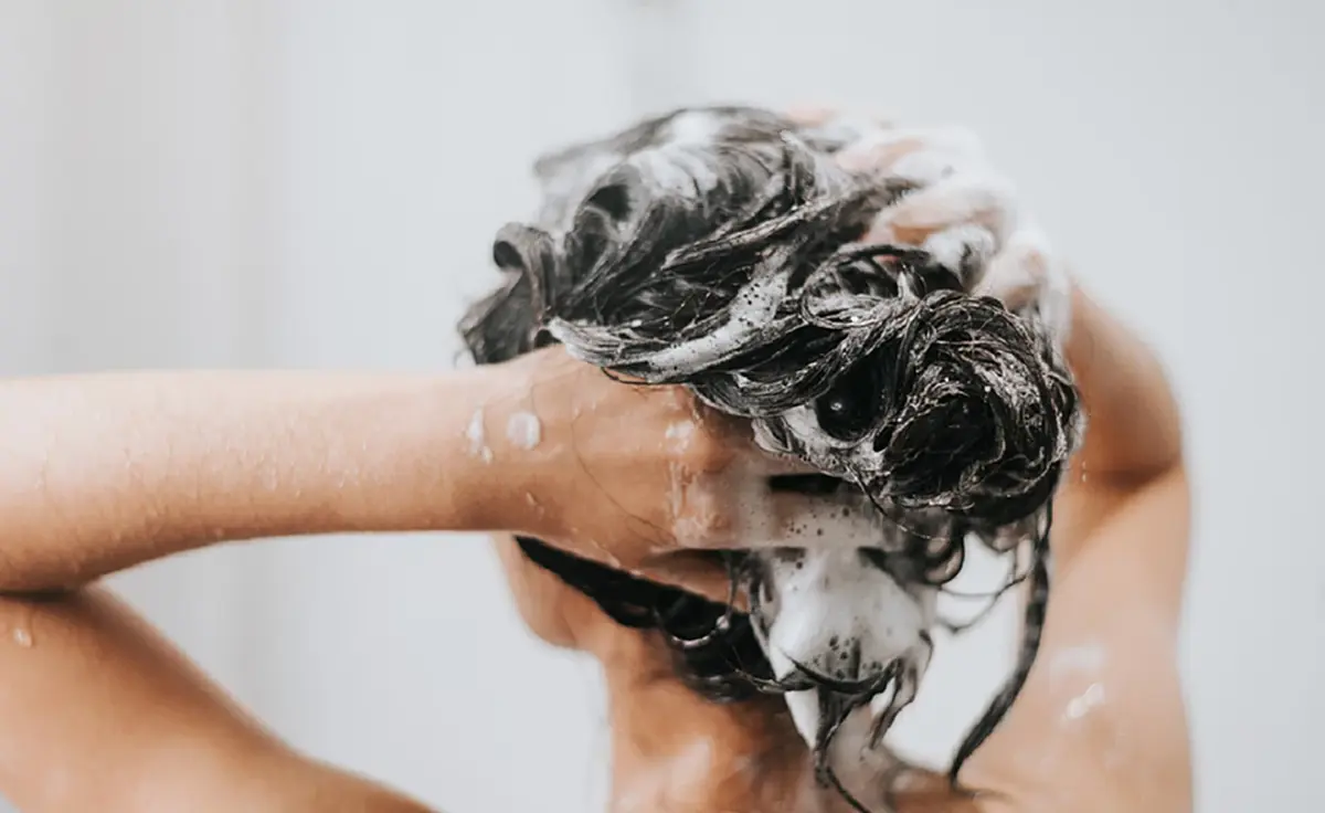 สระผมตอนเช้าหรือตอนเย็นดีกว่ากัน? พร้อมเคล็ดลับดูแลเส้นผม